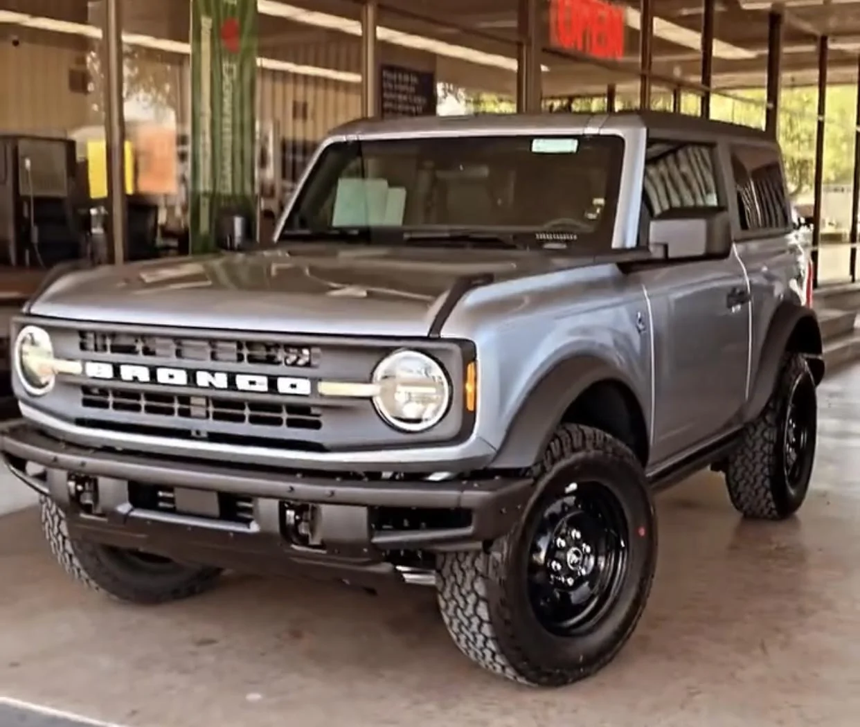 Ford Bronco Flicka, the 2 Door Iconic Silver Bronco on polished revolver mags wheels 9392D868-46BE-4A4C-AA2F-445CD587B9EE