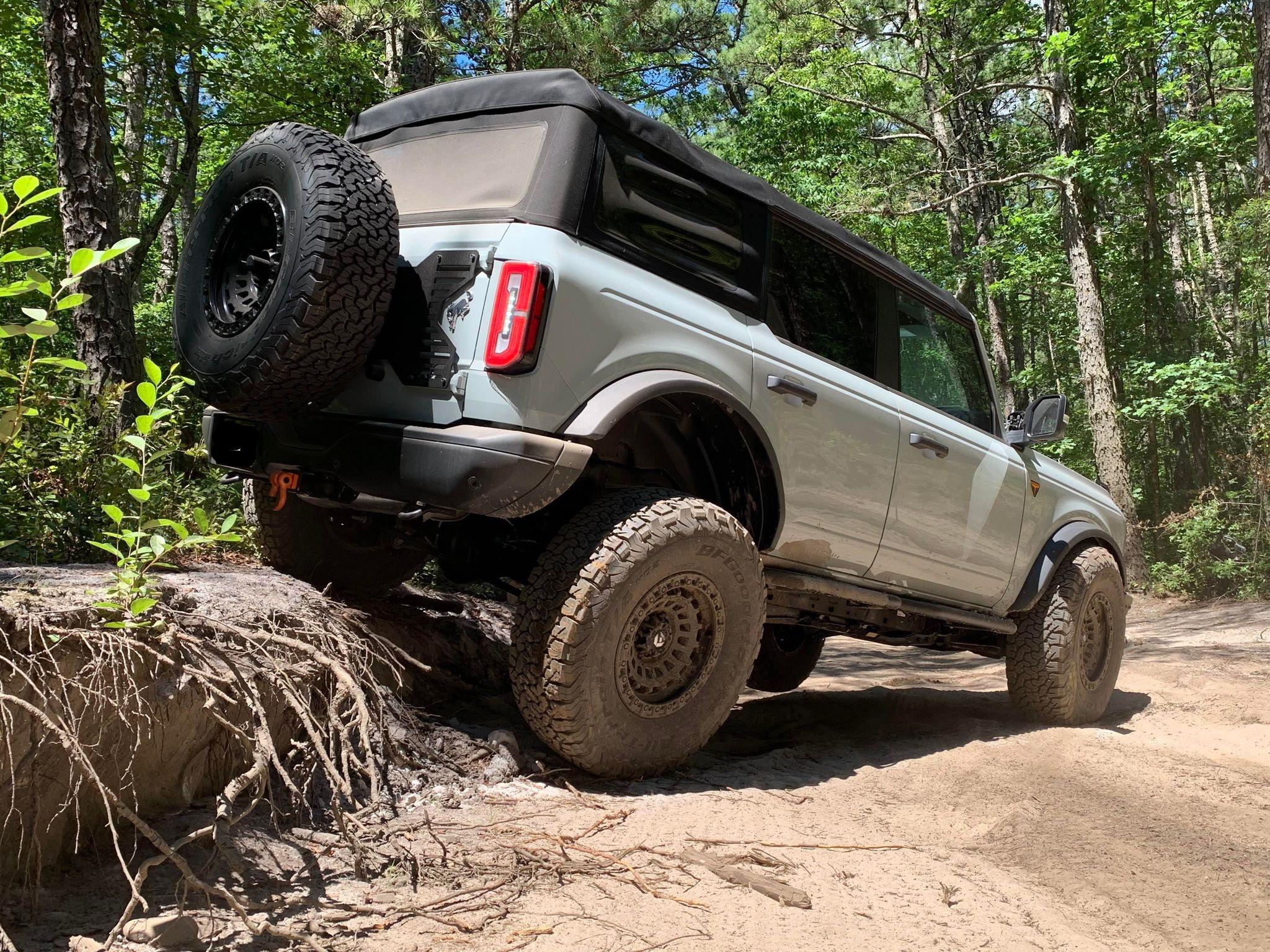 Ford Bronco Wrapped my fender flares with carbon fiber 295421994_1289937878482328_5772480620113487925_n (2)