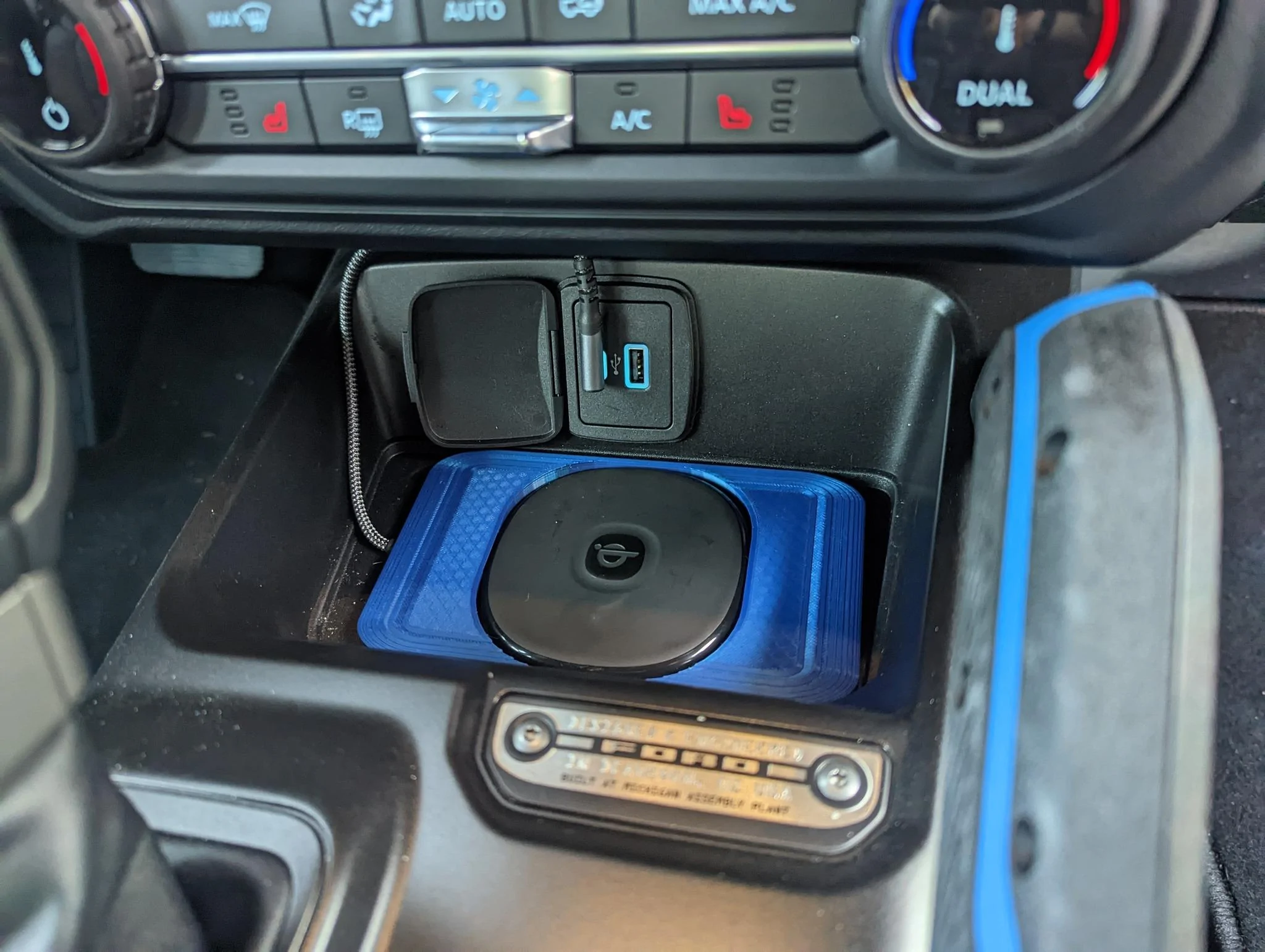 Ford Bronco Adding wireless charging ghjk7157_n