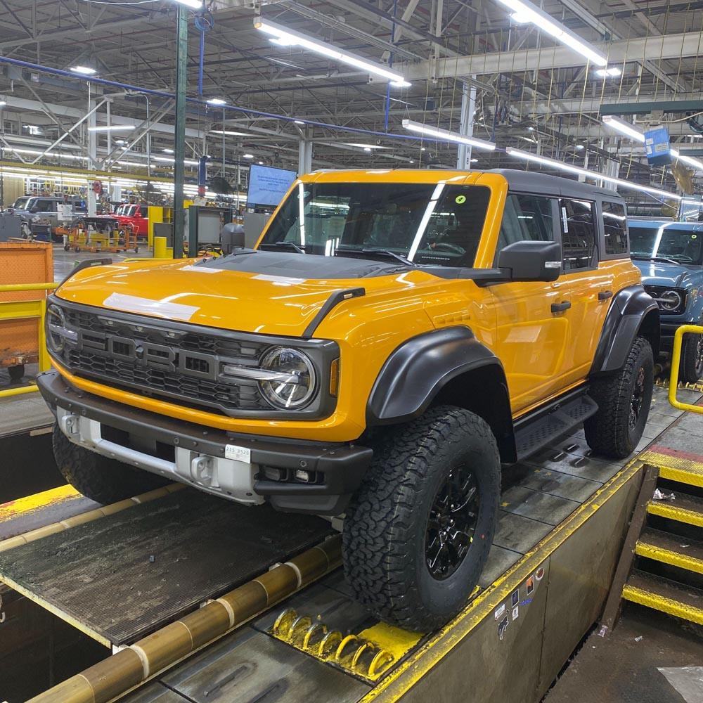 Ford Bronco CYBER ORANGE Bronco Club D27206DE-FEFB-45D6-8E44-F98E38543B06