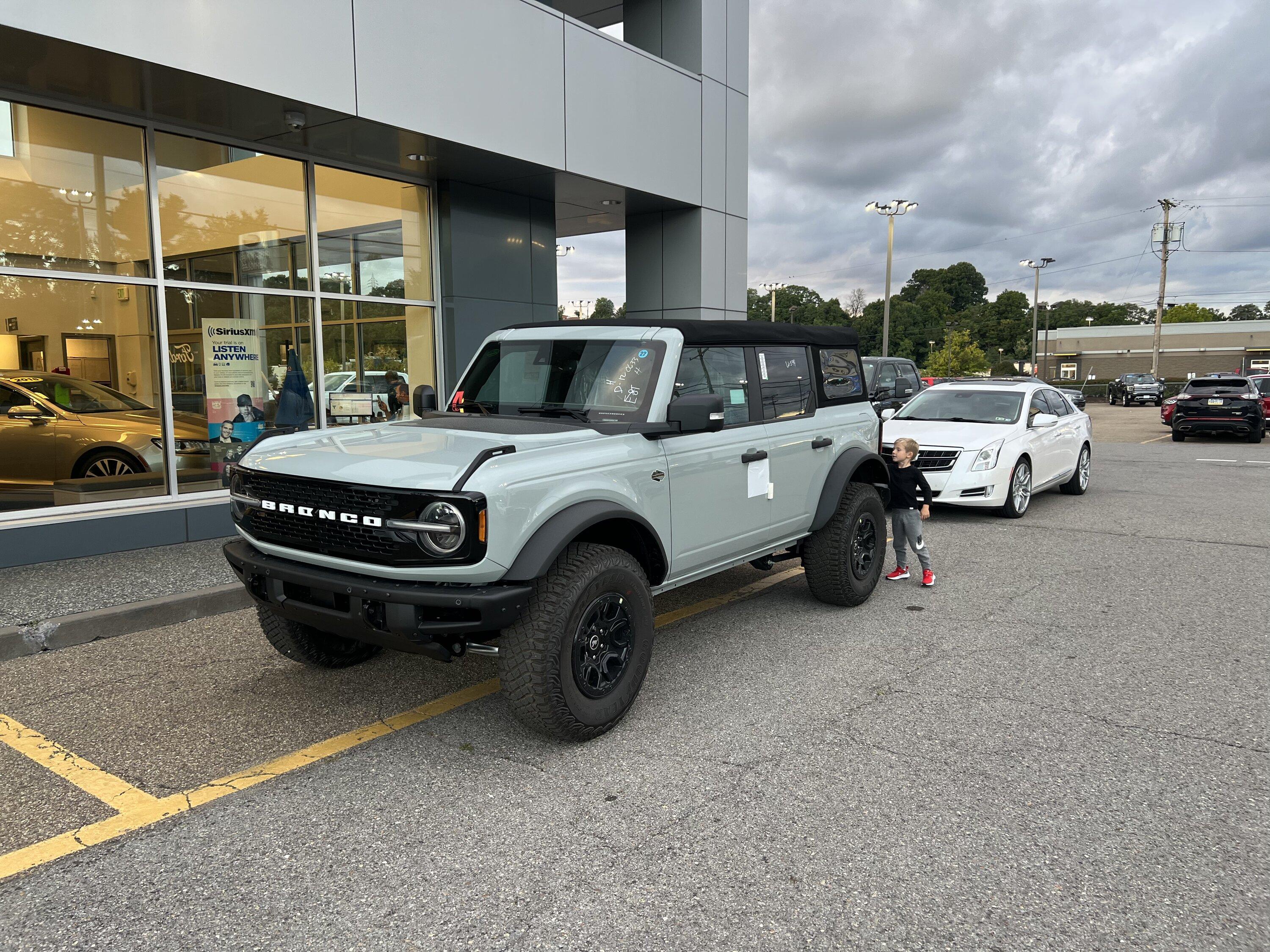 Ford Bronco Wildtrak damaged in transit 35D7C93C-7FD8-4A61-A233-748BDB44CA12