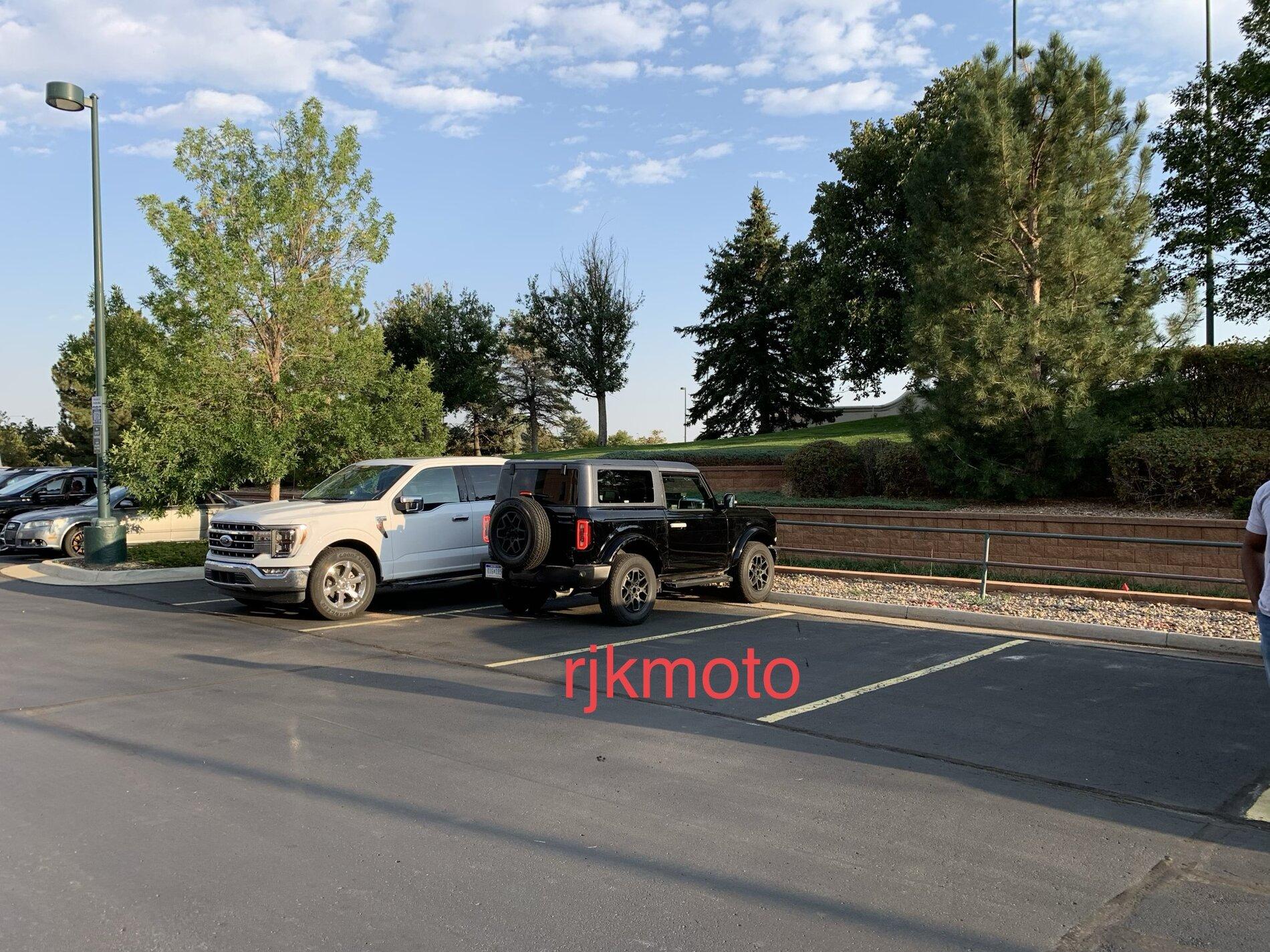 Ford Bronco SPOTTED: 2-door Bronco Outerbanks tester in Denver, next to F-150 1600912851493