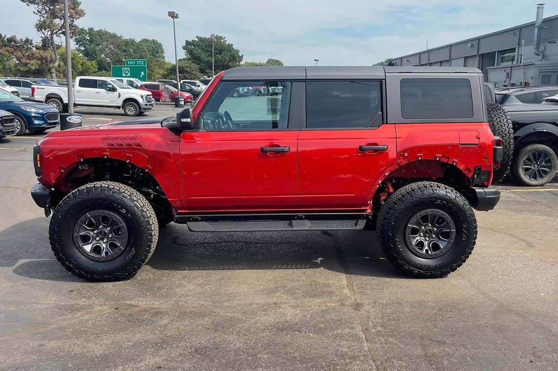 Ford Bronco First Bronco Raptor with painted fender flares & trail sights [Hot Pepper Red] FEDE348D-D80C-482D-A3C5-7F1227EE27AB