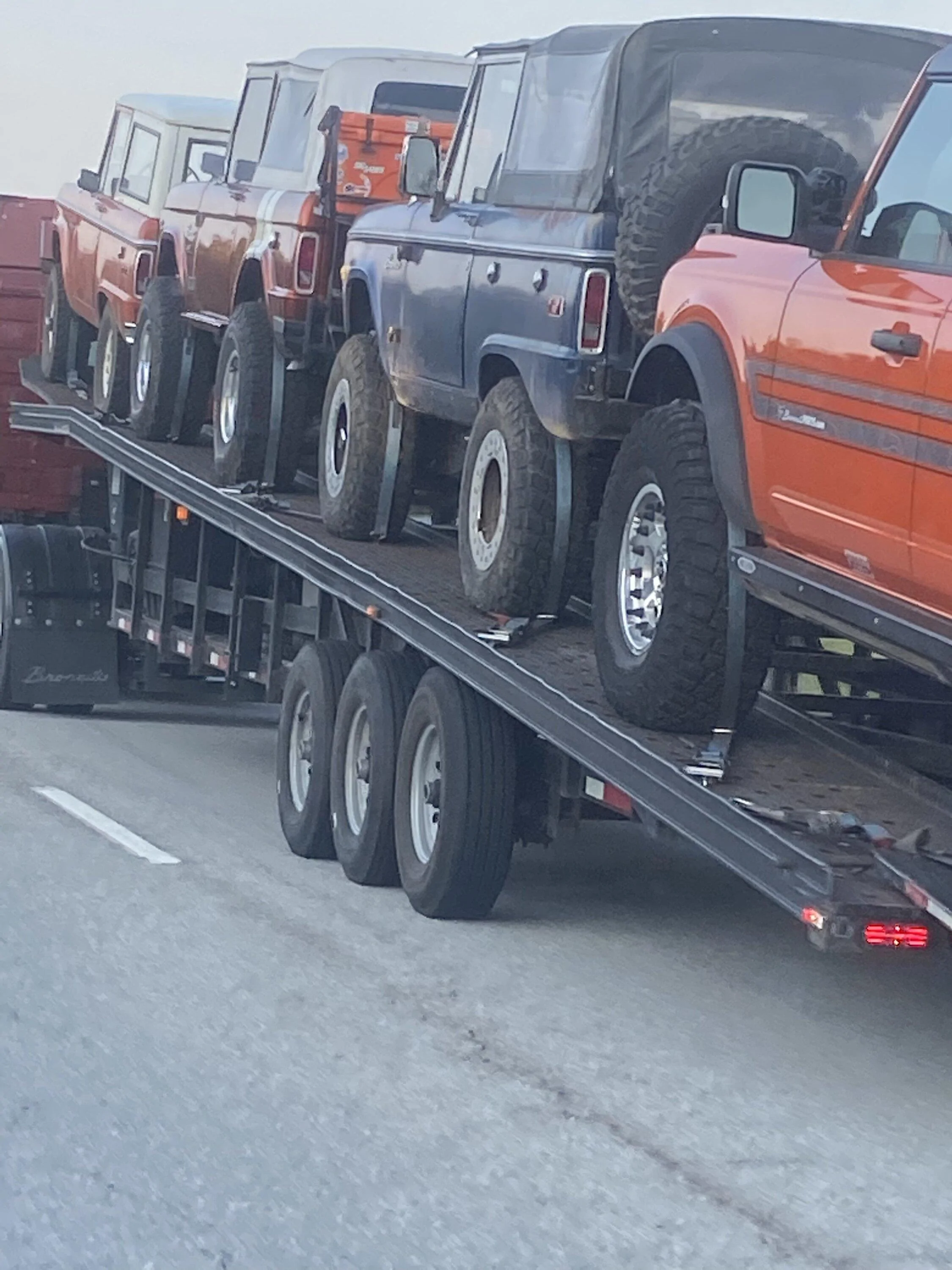 Ford Bronco Broncoitis rig spotted hauling Broncos ACA11906-36B2-40C5-9E43-D748A5C1736F