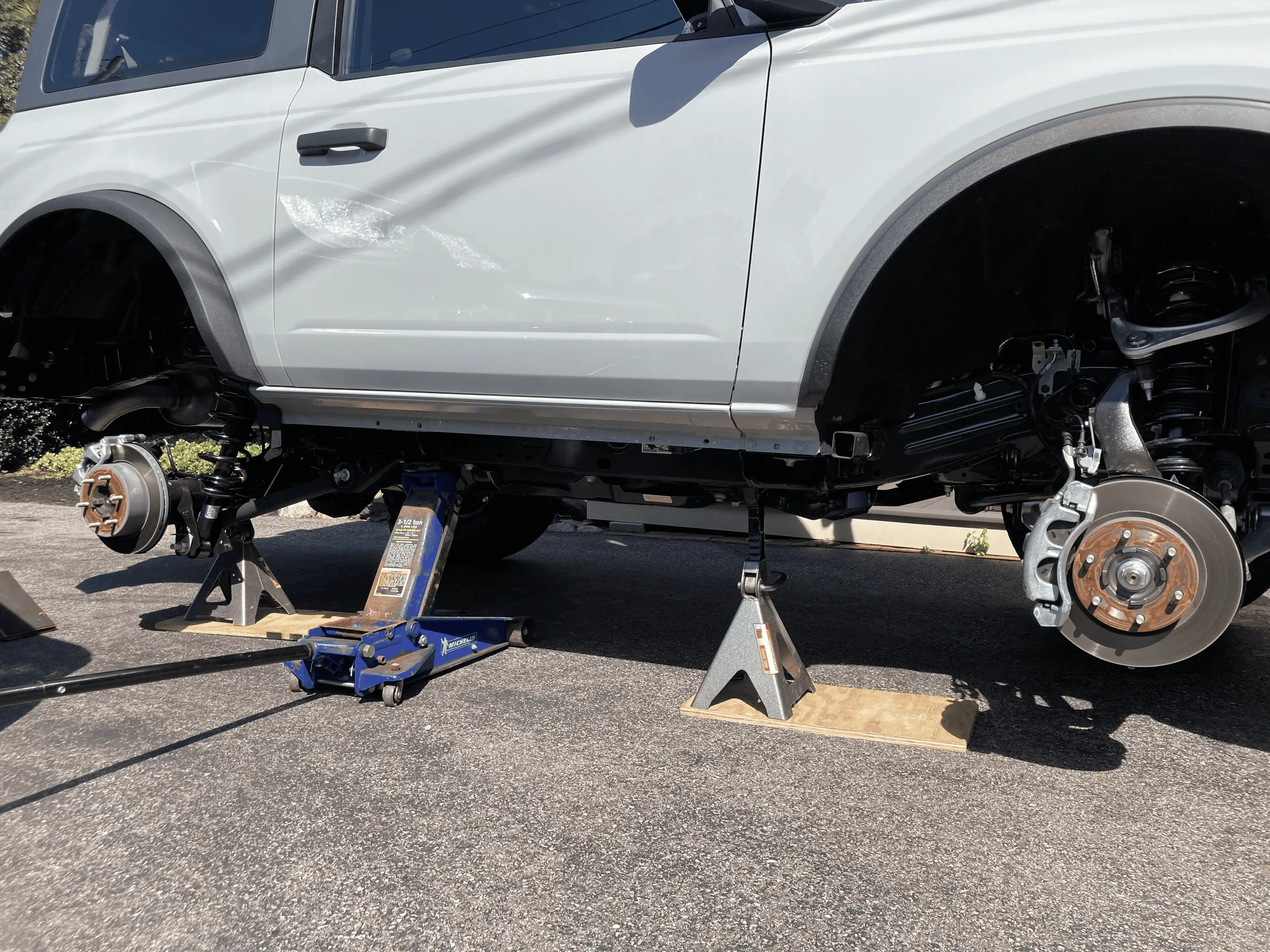 How to Jack Up Ford Bronco 2 Floor: Easy Steps for Safety & Power
