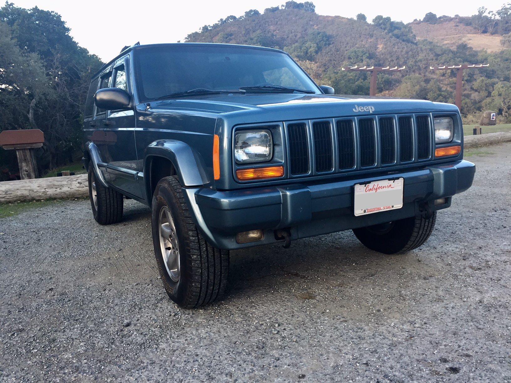 Ford Bronco Jeep XJ Comparison 275FFE9A-C90F-4B5F-B940-615E0CD241A6