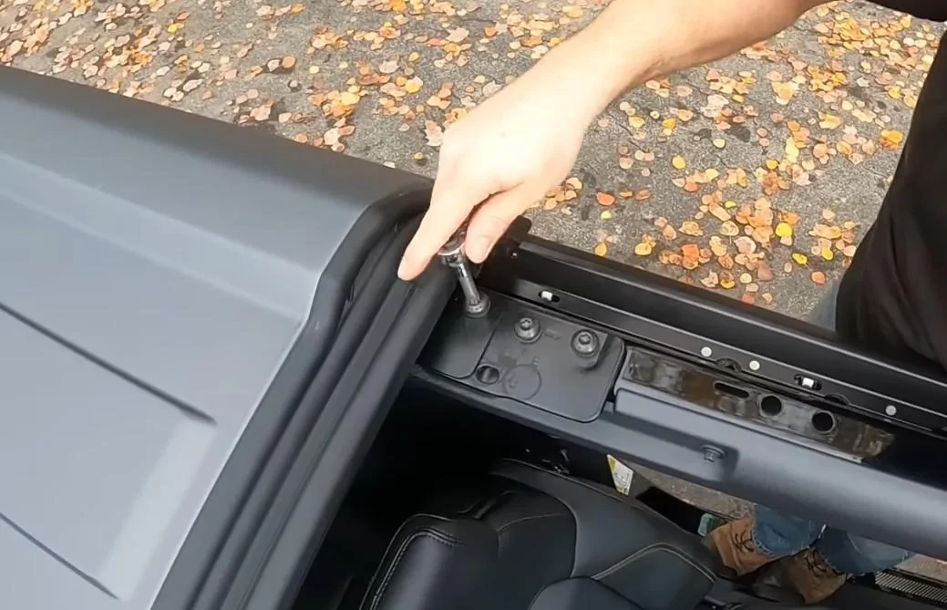 Ford Bronco UPDATE/ Ford IS Warranting MIC top v2 developing  hairline cracks Bolt
