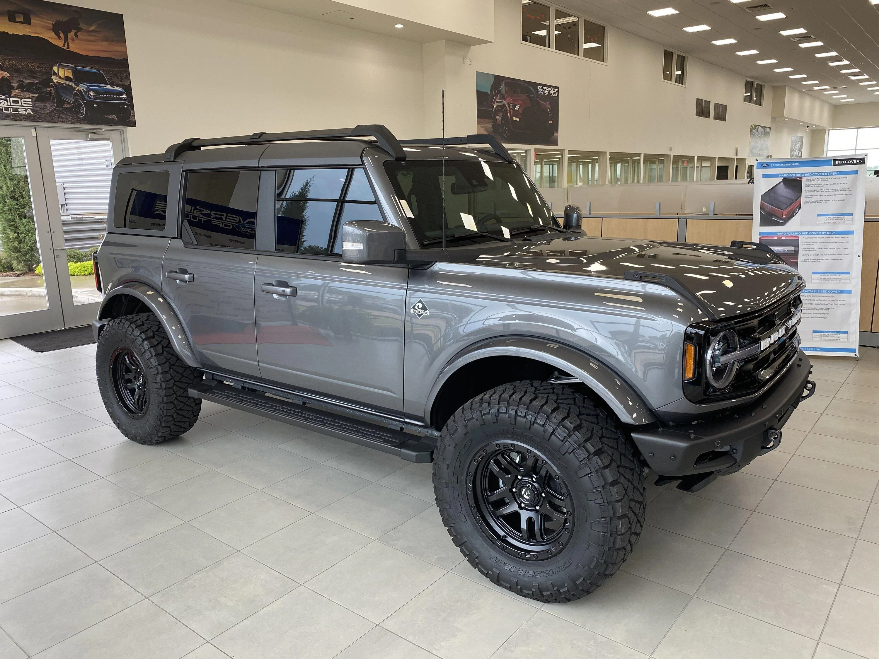 Ford Bronco CARBONIZED GRAY Bronco Club 55AA7B8E-93B2-48E4-AB04-CDFC2FF1089D