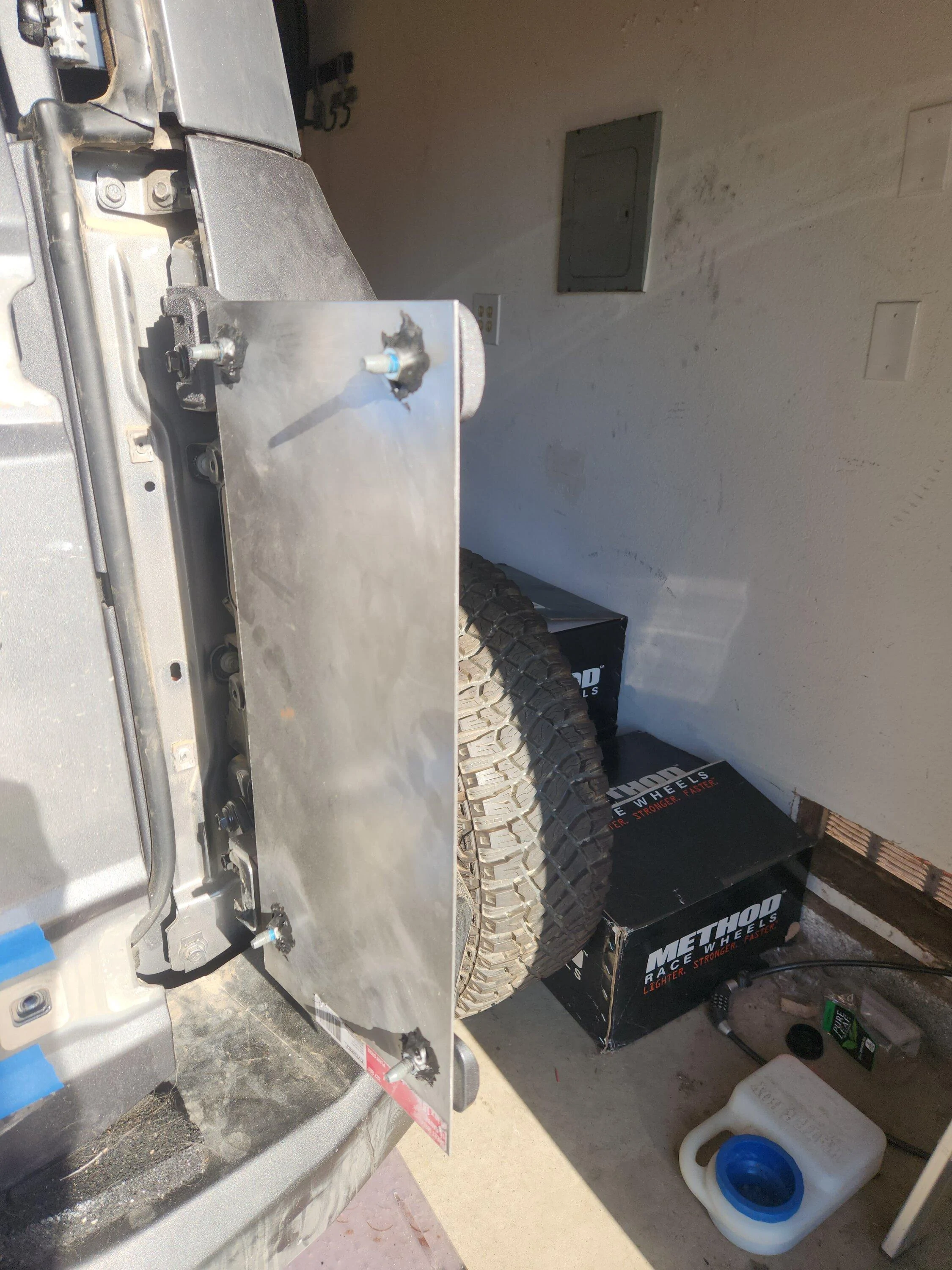 Ford Bronco Raptor Tailgate Hinges installed with Hammerbilt Bracket 20220915_170519