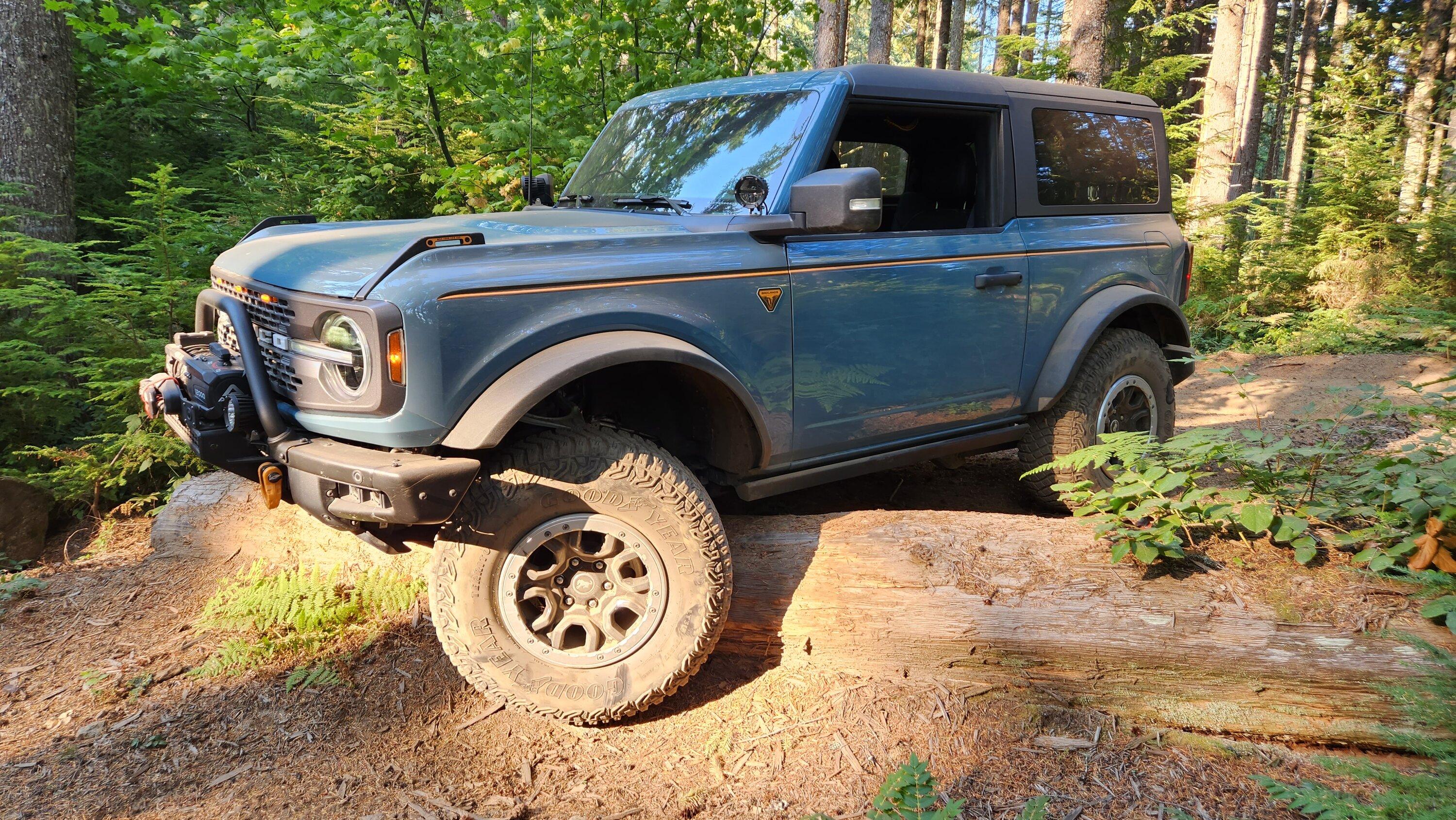 Ford Bronco Squatch Flex 💪👀  on completely factory Sasquatch SAS suspension 20221015_155239