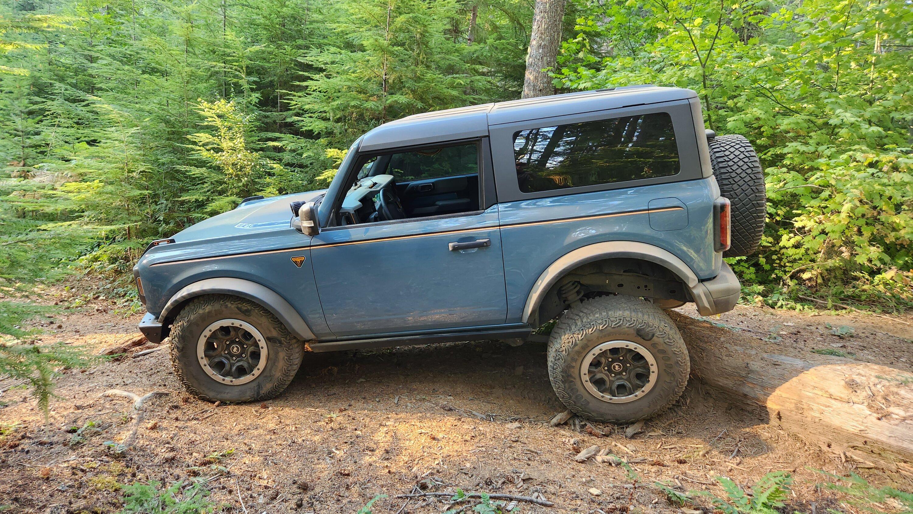Ford Bronco Squatch Flex 💪👀  on completely factory Sasquatch SAS suspension 20221015_155943 (1)