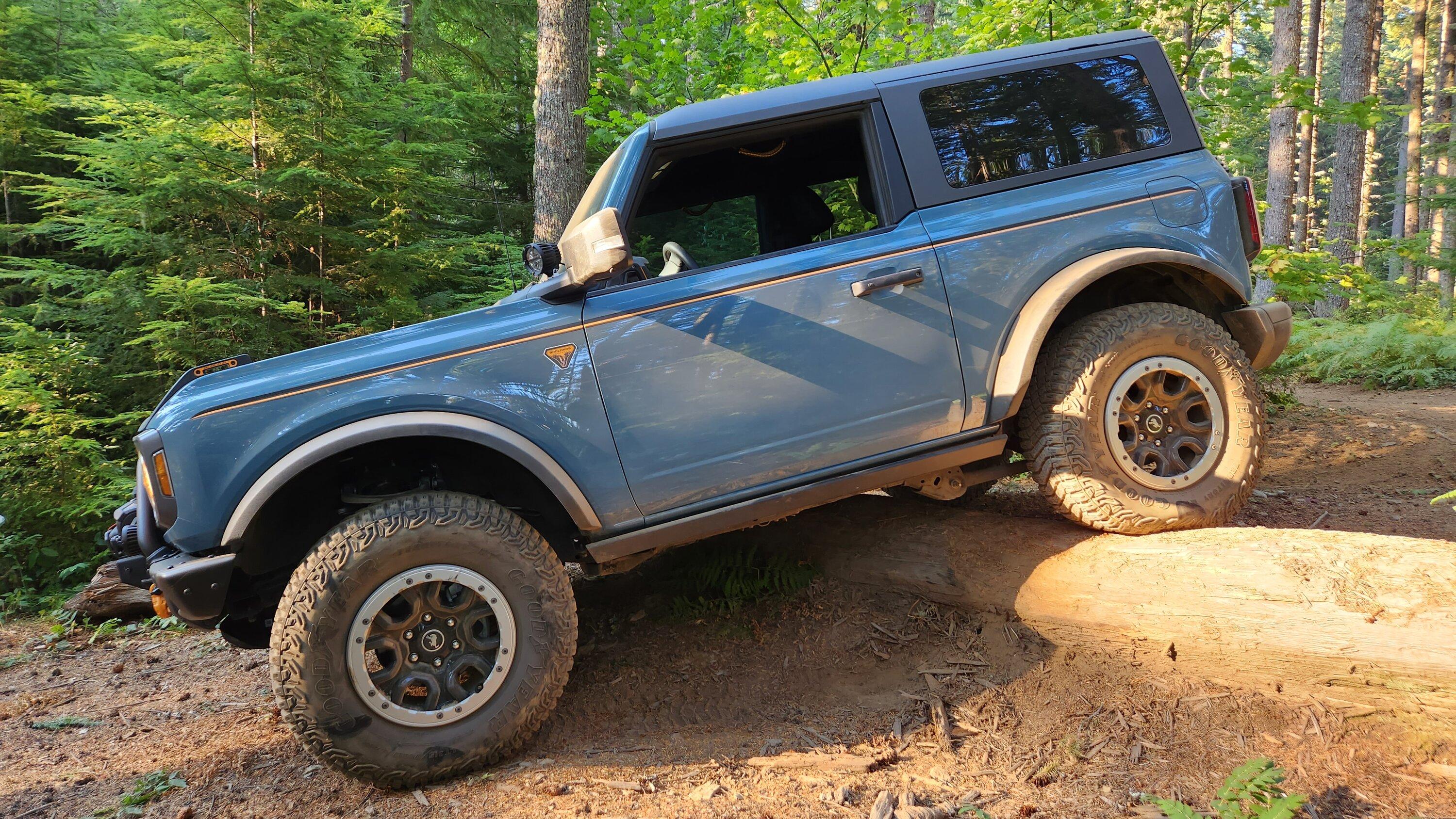 Ford Bronco Squatch Flex 💪👀  on completely factory Sasquatch SAS suspension 20221015_155550
