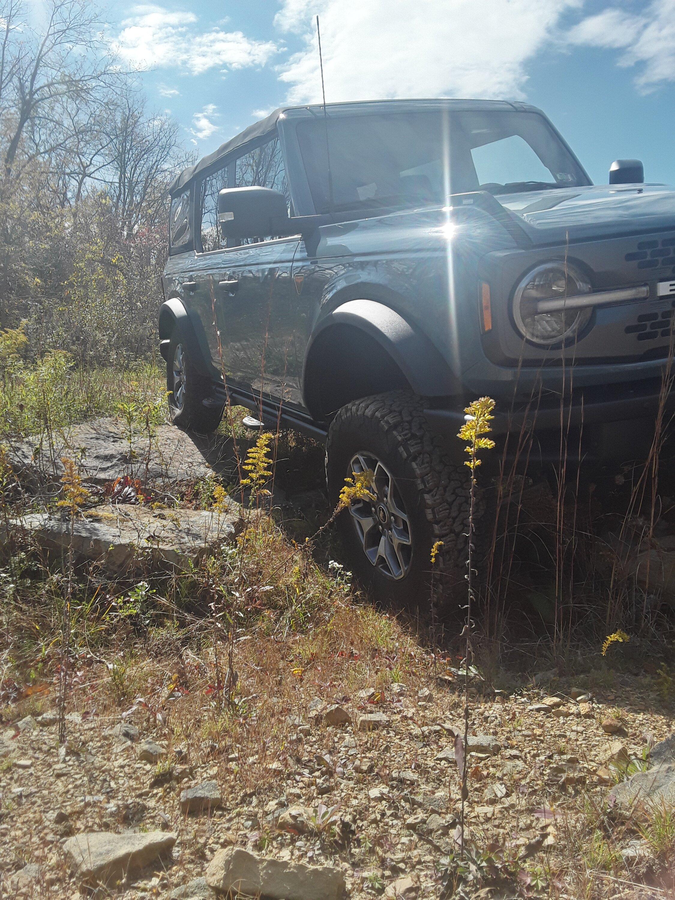 Ford Bronco Squatch Flex 💪👀  on completely factory Sasquatch SAS suspension 20221016_131003