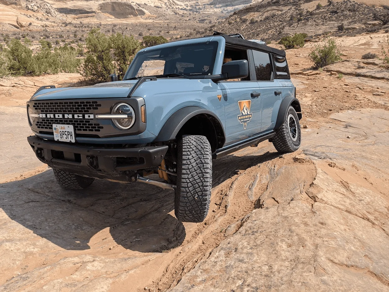 Ford Bronco Squatch Flex 💪👀  on completely factory Sasquatch SAS suspension 1666030948086