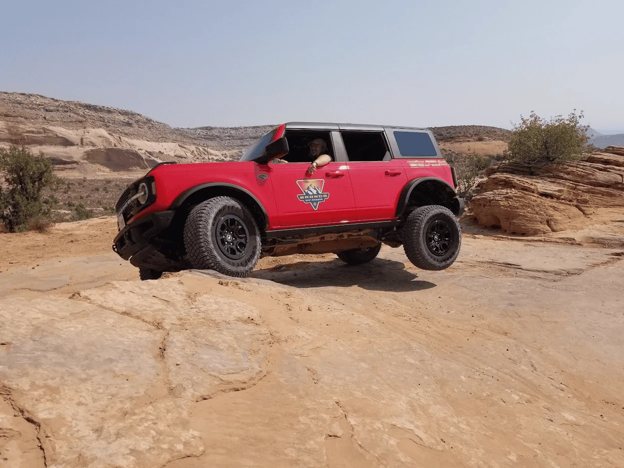 Ford Bronco Squatch Flex 💪👀  on completely factory Sasquatch SAS suspension 1666030998127