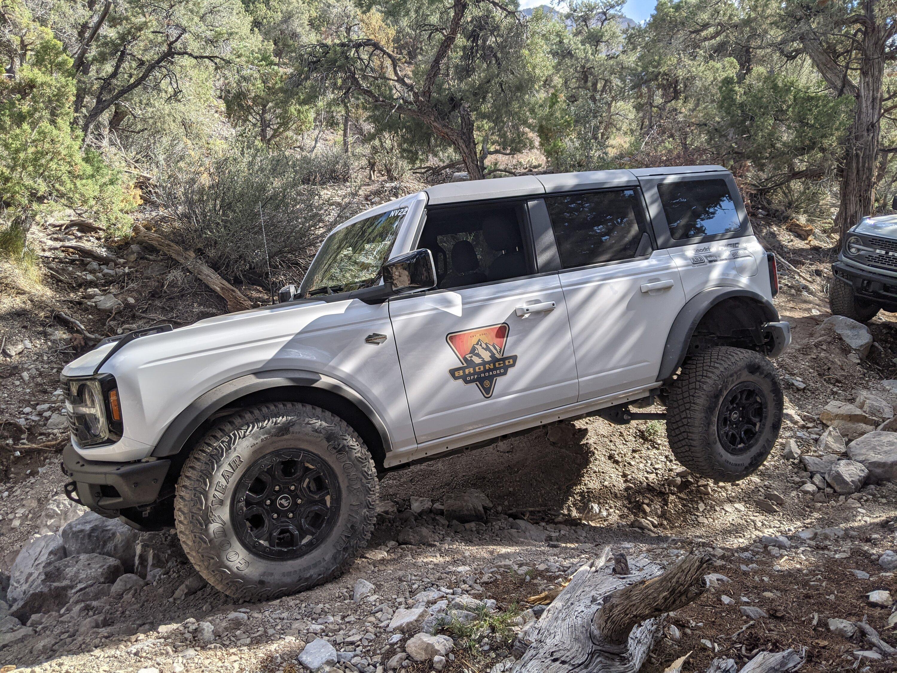 Ford Bronco Squatch Flex 💪👀  on completely factory Sasquatch SAS suspension 1666031185710