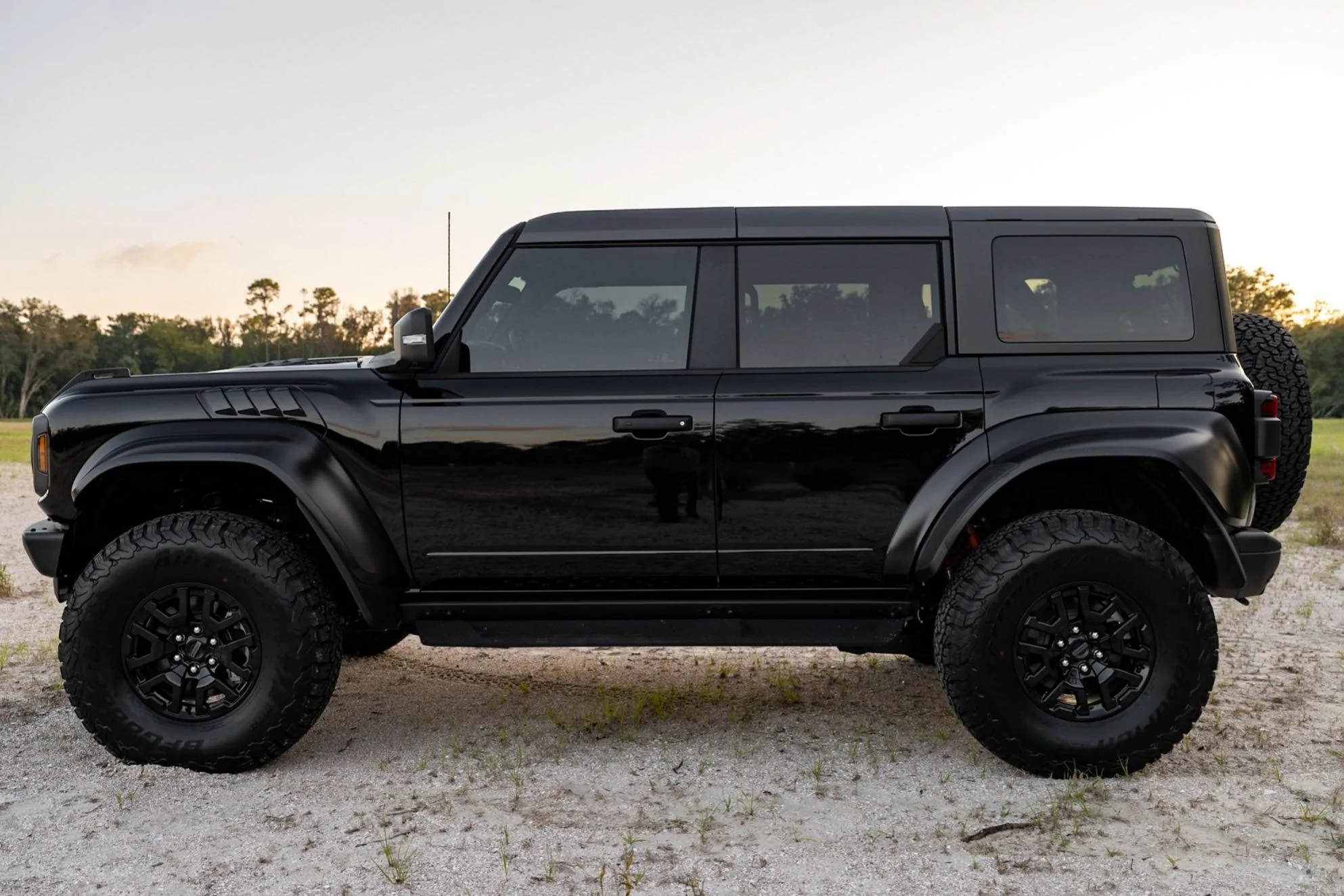 Ford Bronco SHADOW BLACK Bronco RAPTOR Photos Thread 4-door_ford-bronco-raptor_20220923-008-81755-1-jpg