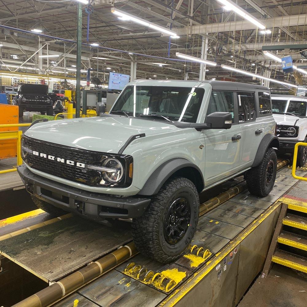Ford Bronco 9/5/22 Build week group Assembly line photo