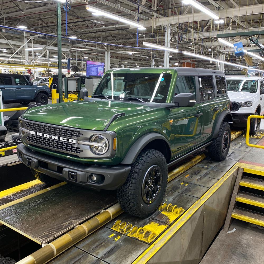 Ford Bronco 10/31/2022 build week group Bronco_assembly_line