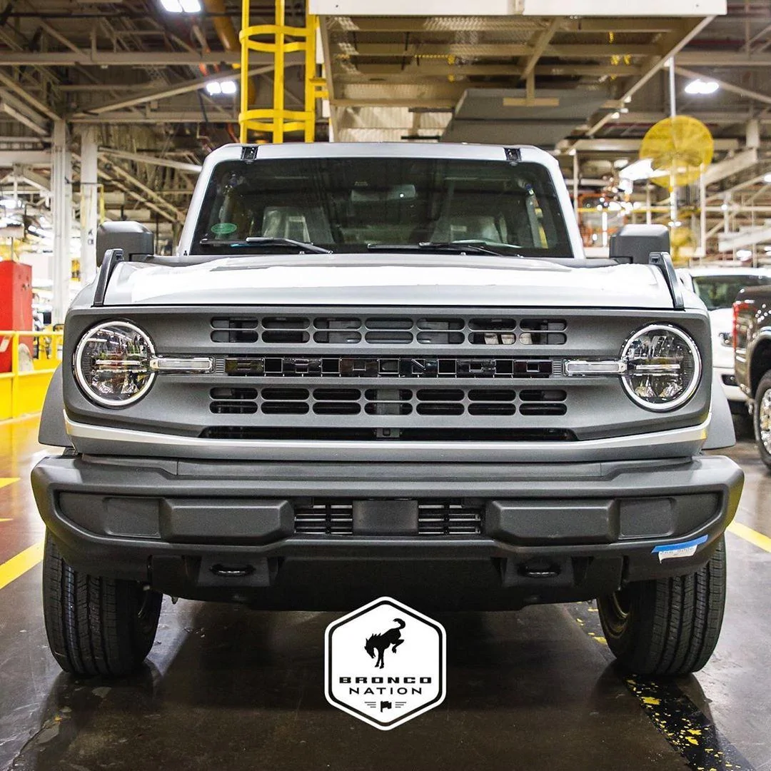 Ford Bronco PICS: BASE Bronco in Iconic Silver - completed preproduction model Base 2021 Bronco Iconic Silver Steel Wheels 1