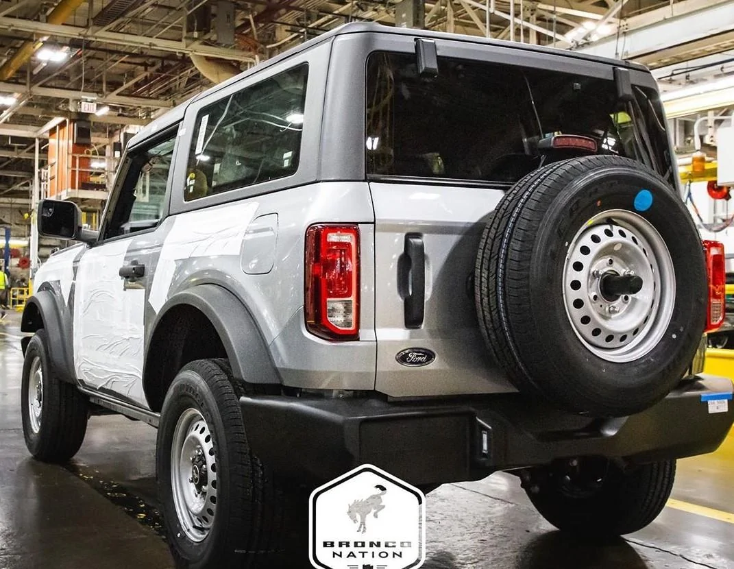 Ford Bronco PICS: BASE Bronco in Iconic Silver - completed preproduction model Base 2021 Bronco Iconic Silver Steel Wheels 2