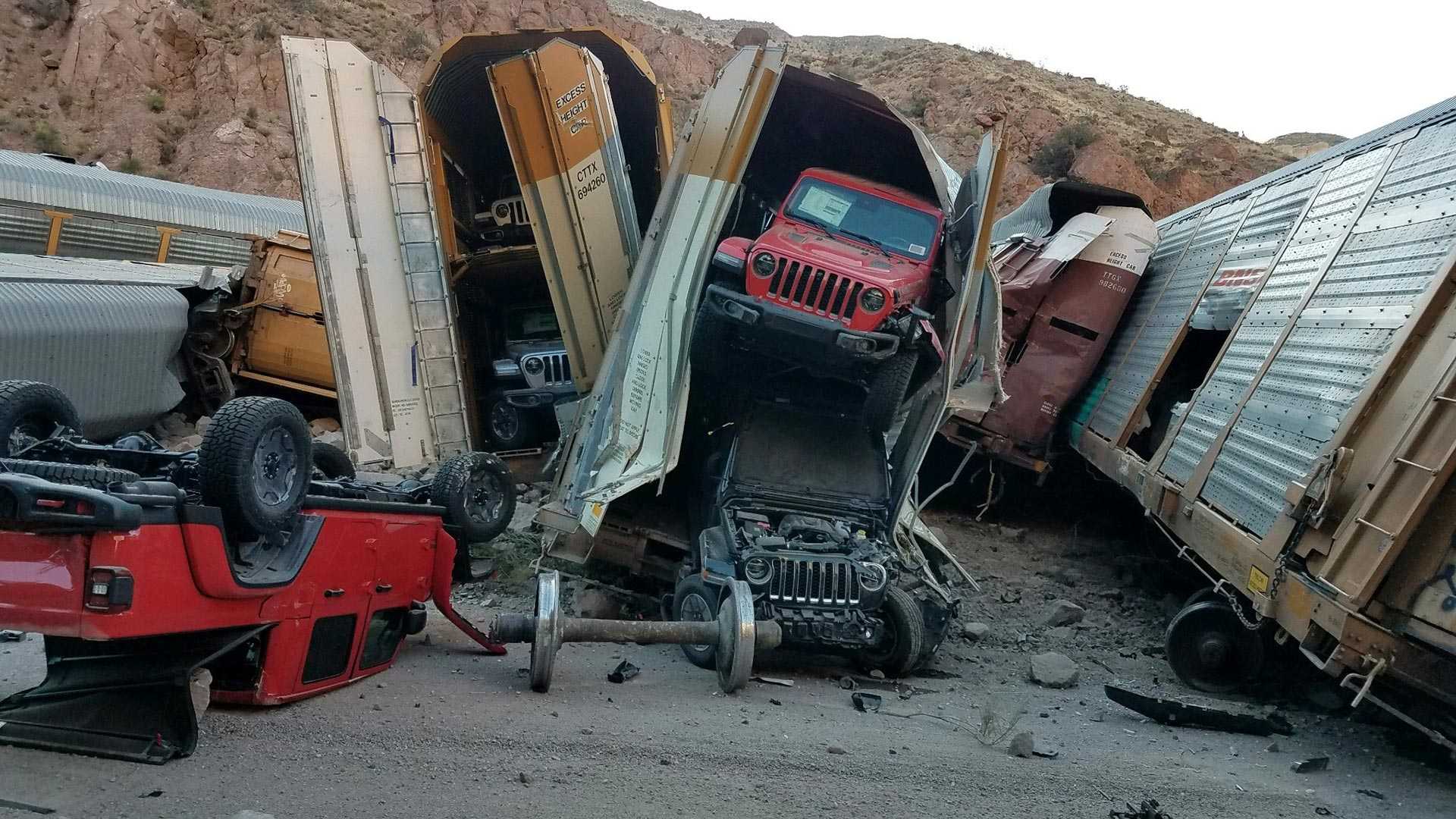 Ford Bronco Train derailment Ravenna Ohio CABB9E70-C73F-44C9-BAA0-93A33F54BF21