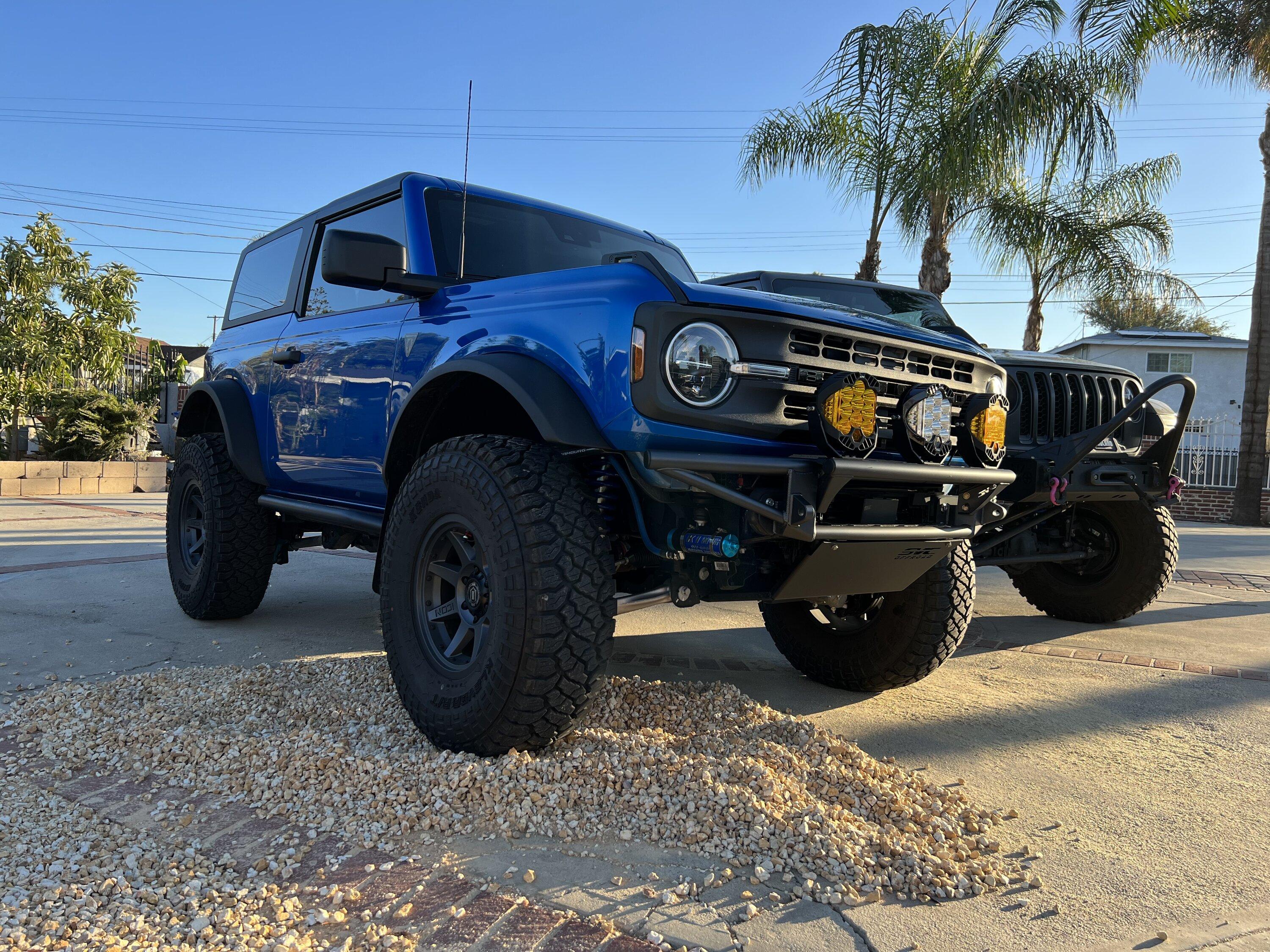 Ford Bronco 2-door desert runner Bronco w/ custom tire carrier 000D3461-EE74-4DC7-9C17-A2C20F0243FC