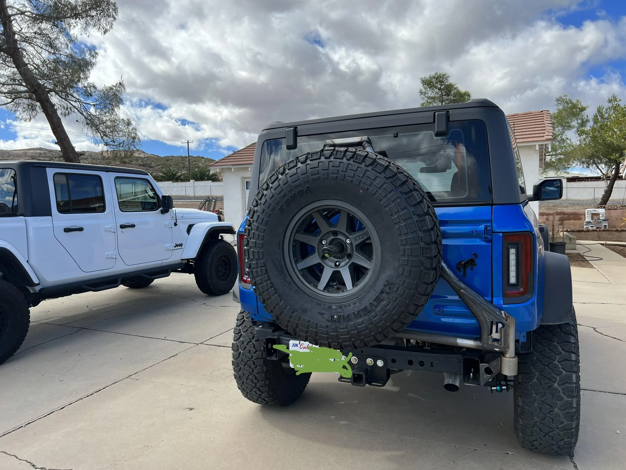 Ford Bronco 2-door desert runner Bronco w/ custom tire carrier 16EF9B7F-7C34-4464-9036-136DF0320030