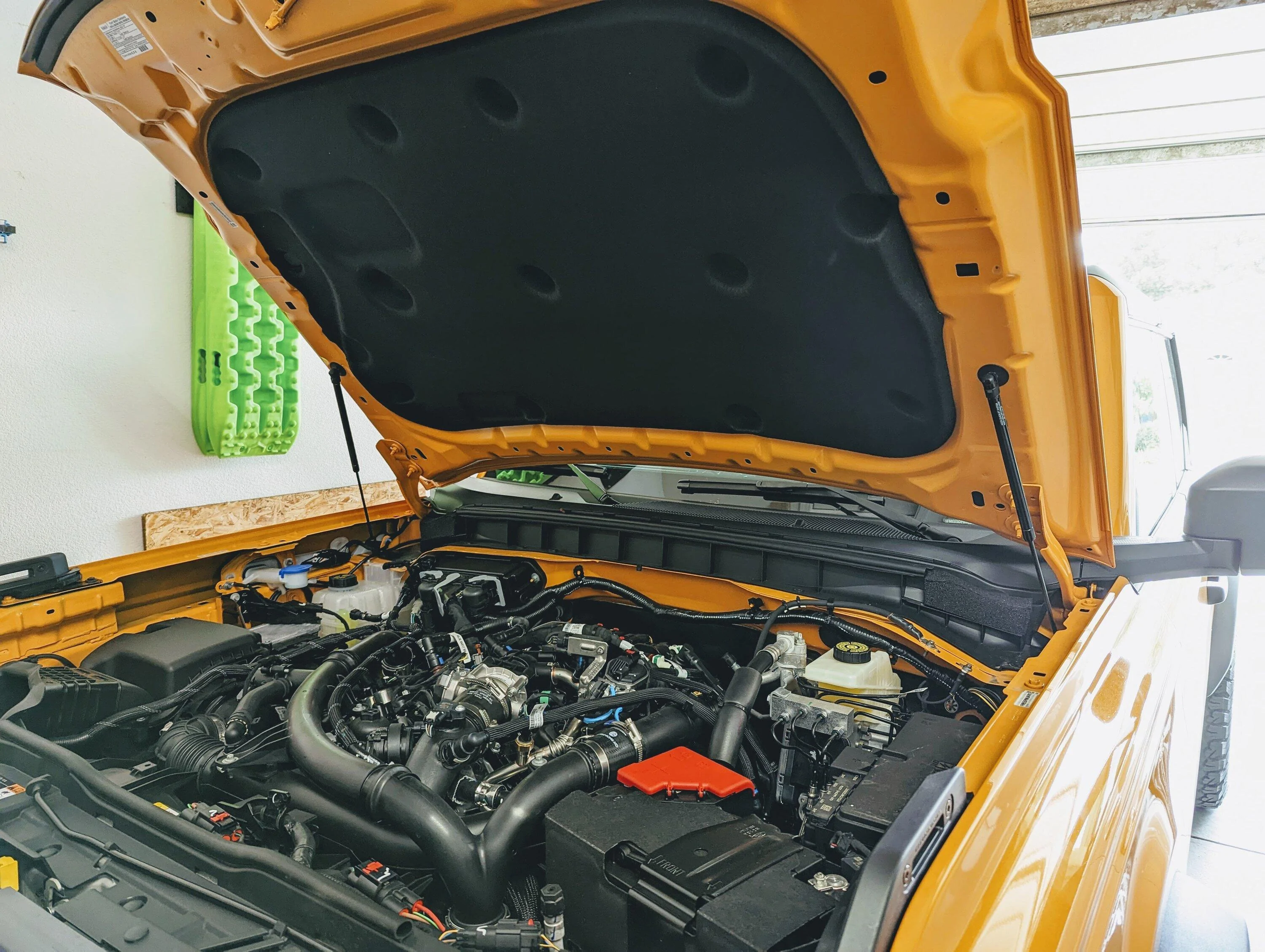 Ford Bronco Saga of the King in Yellow 20220918_HoodStruts