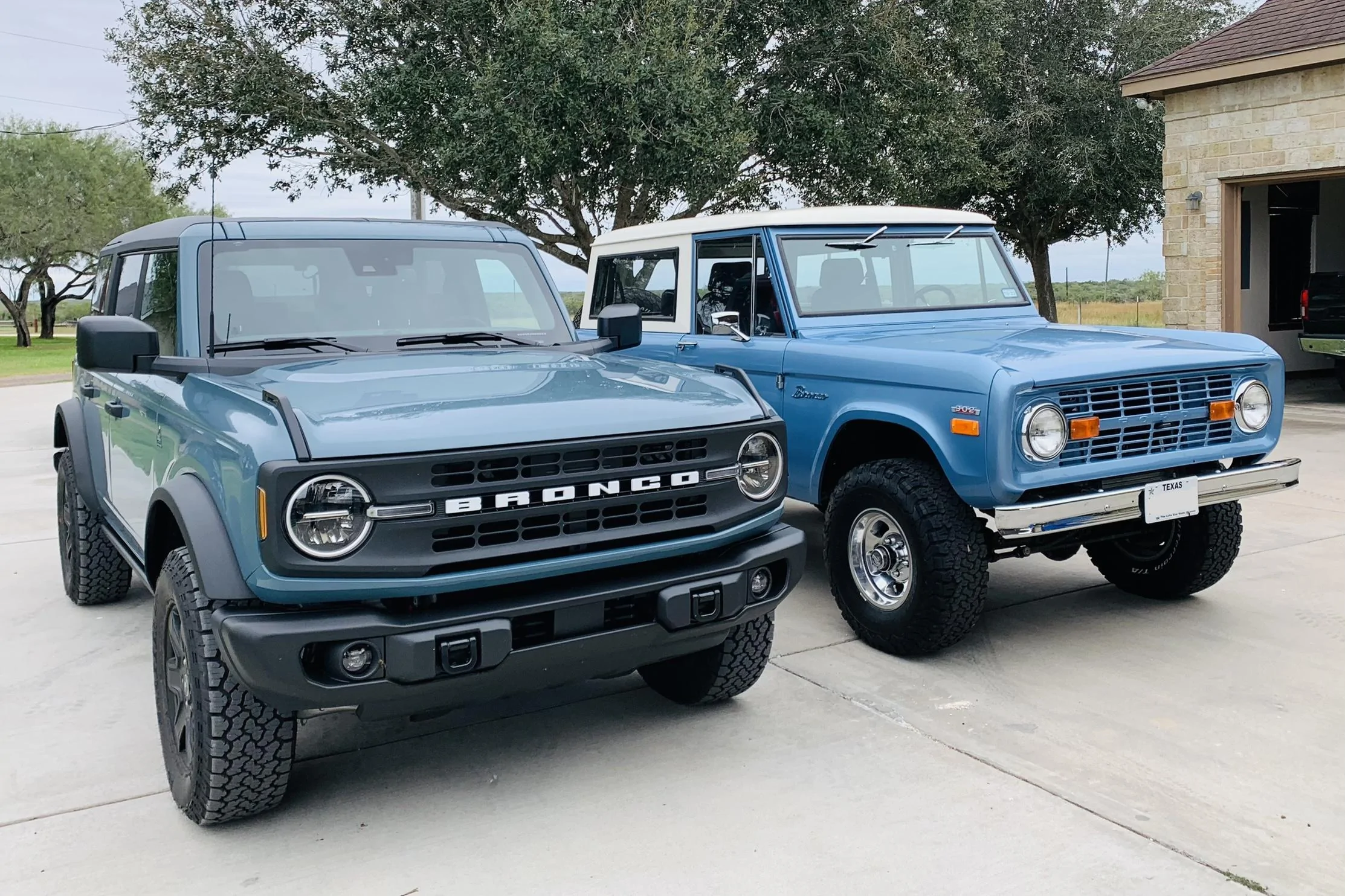 Ford Bronco My girls together! 1970 and 2022 Broncos 69E8A3D3-D9D1-4529-8B10-0894B0A40F76