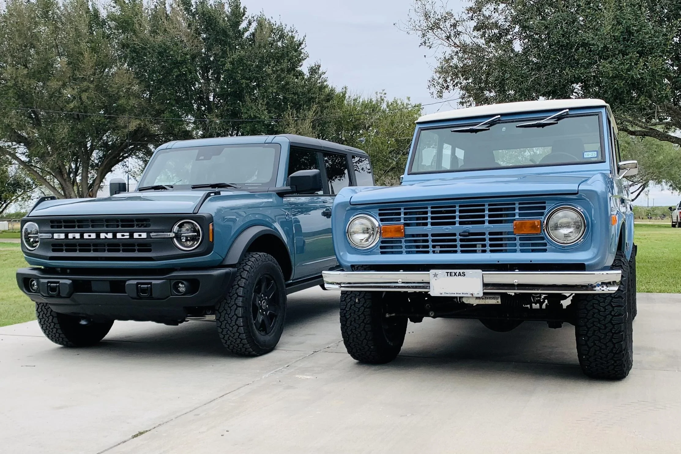 Ford Bronco My girls together! 1970 and 2022 Broncos 282D96CE-5AE4-422A-9AD1-FA0352EEAB68