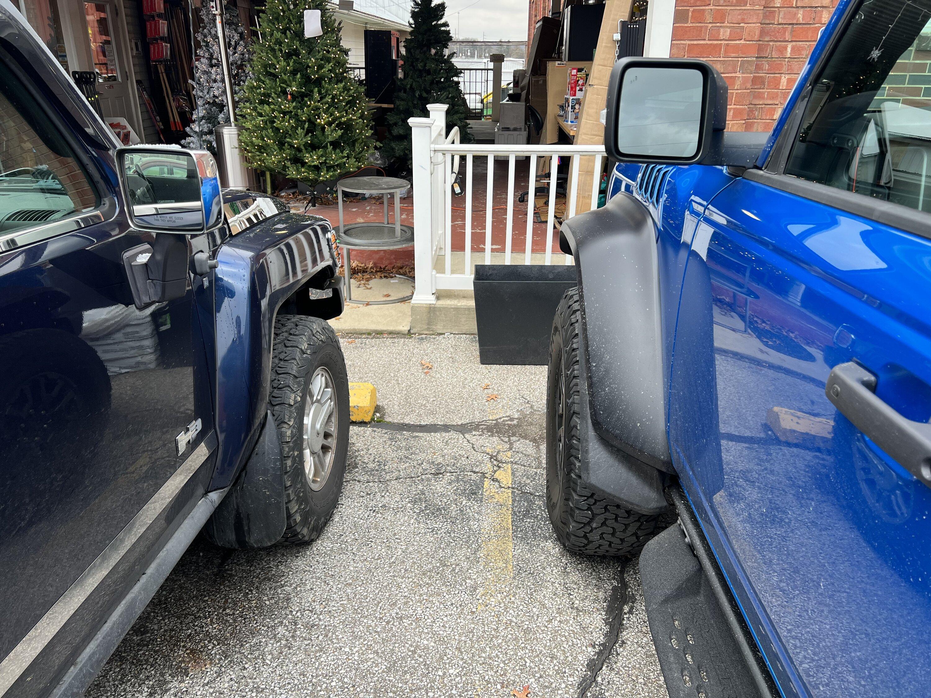 Ford Bronco Bronco Raptor vs Hummer H3 size comparison 5739EAFF-CE88-43E0-9CB7-931412FA4BC4