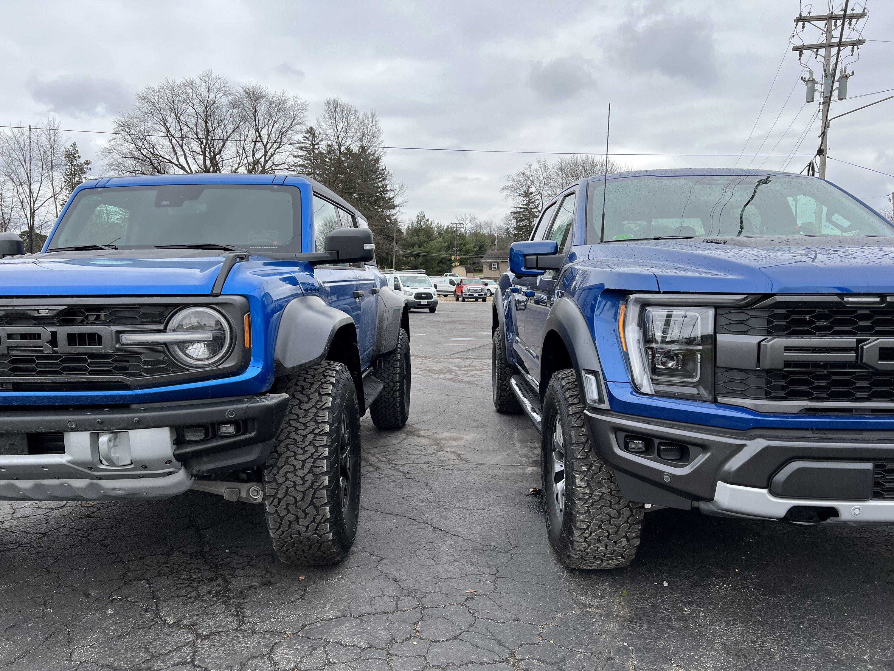 Ford Bronco Bronco Raptor vs F-150 Raptor size comparison -- side-by-side pics (Velocity Blue vs Atlas Blue) 6B4B6F80-9C48-4E9B-82FC-7C8FE8C872AE