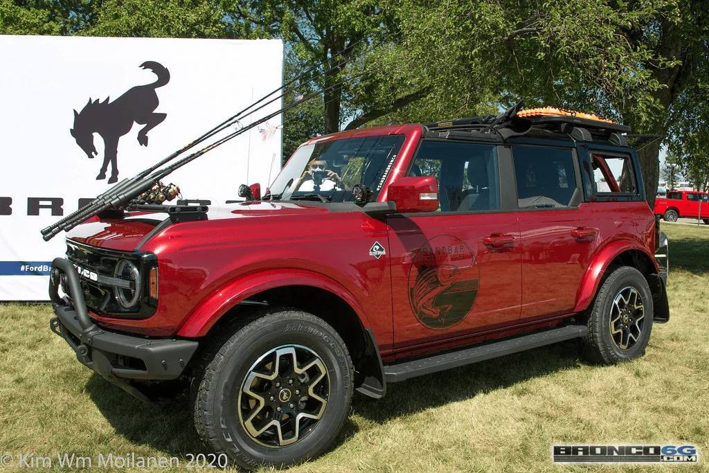 Ford Bronco Rapid Red Wildtrak Bronco w/ Black Painted Badlands Grille 1601553610408