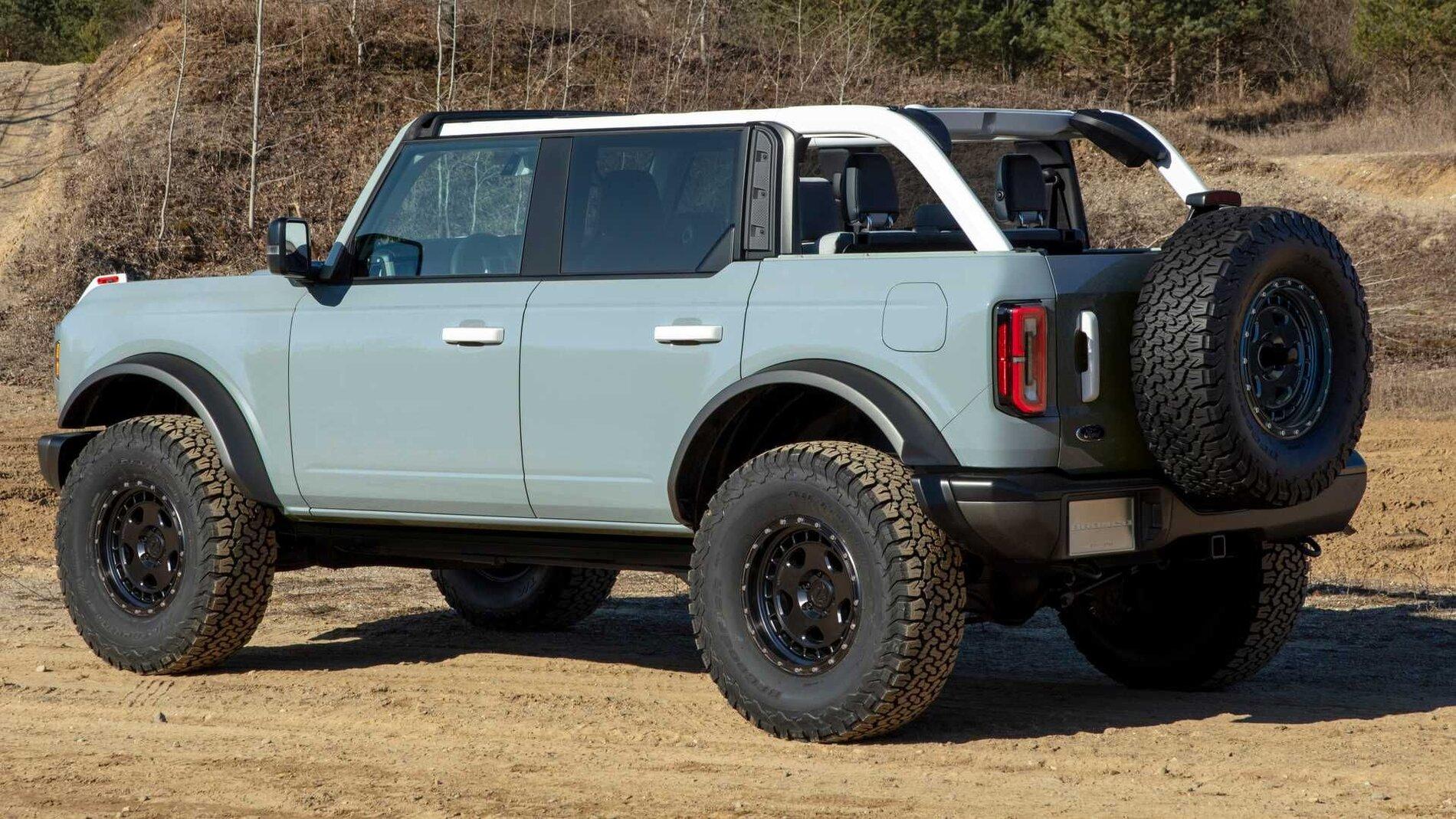 Ford Bronco Outer Banks in Rapid Red f5be692714ba2c8339d751e1e785ecaf