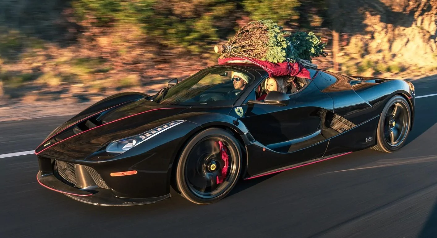 Ford Bronco Securing a Christmas tree to the hard top h7fkN9l