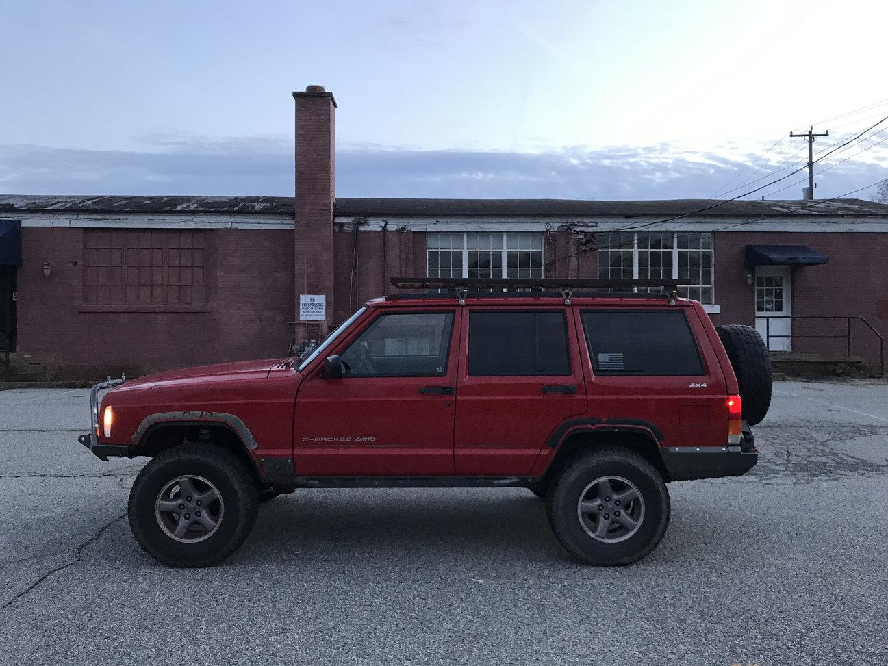 Ford Bronco Jeep XJ Comparison 771142f10_db91b03e2f7828697bd7ad330cd233b93109c828