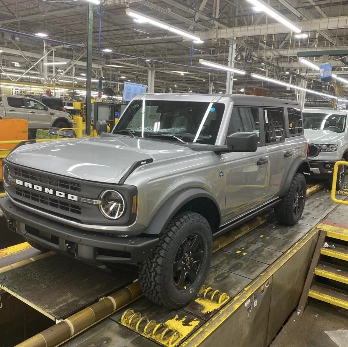 Ford Bronco ICONIC SILVER Bronco Club CBE6BFD0-CC07-4C8F-890F-E9F98D2D3A26