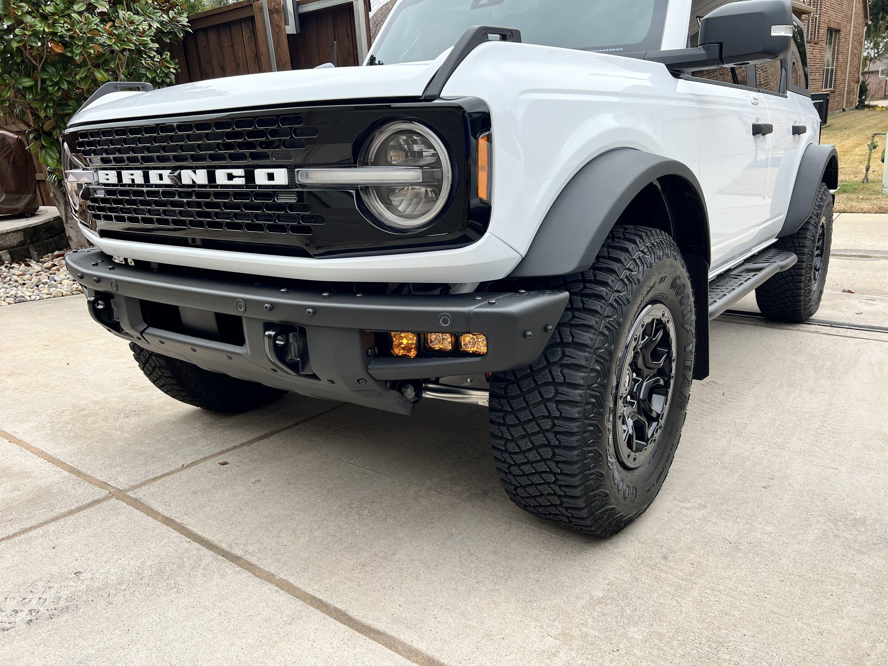 Ford Bronco OXFORD WHITE Bronco Club B22101F1-33F1-4112-9A50-EA95CCDAE219
