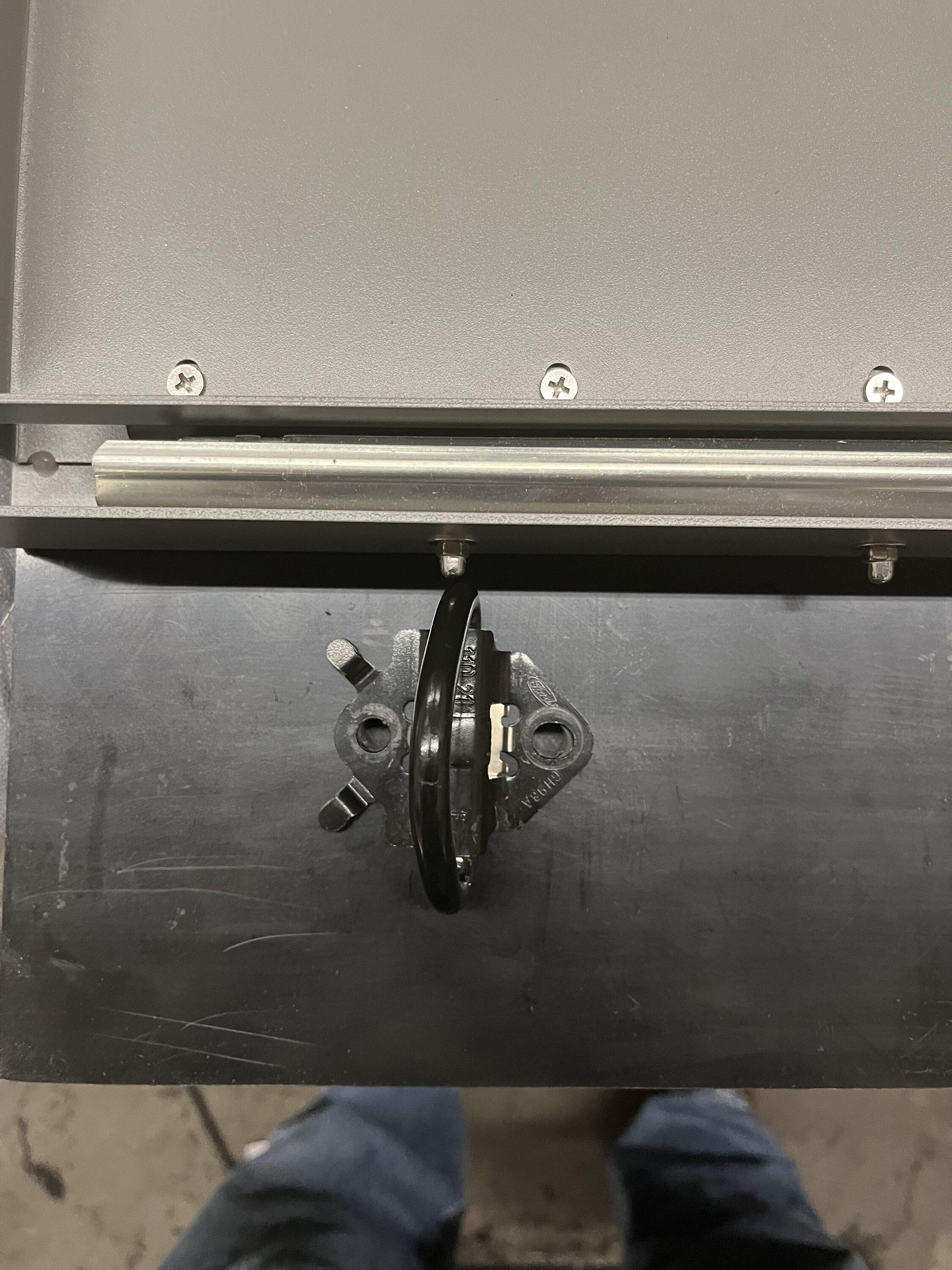 Ford Bronco Working organization/mounting system for rear security drawer. AA337384-E7C6-4E2B-9E37-61DB6BCAE8AA