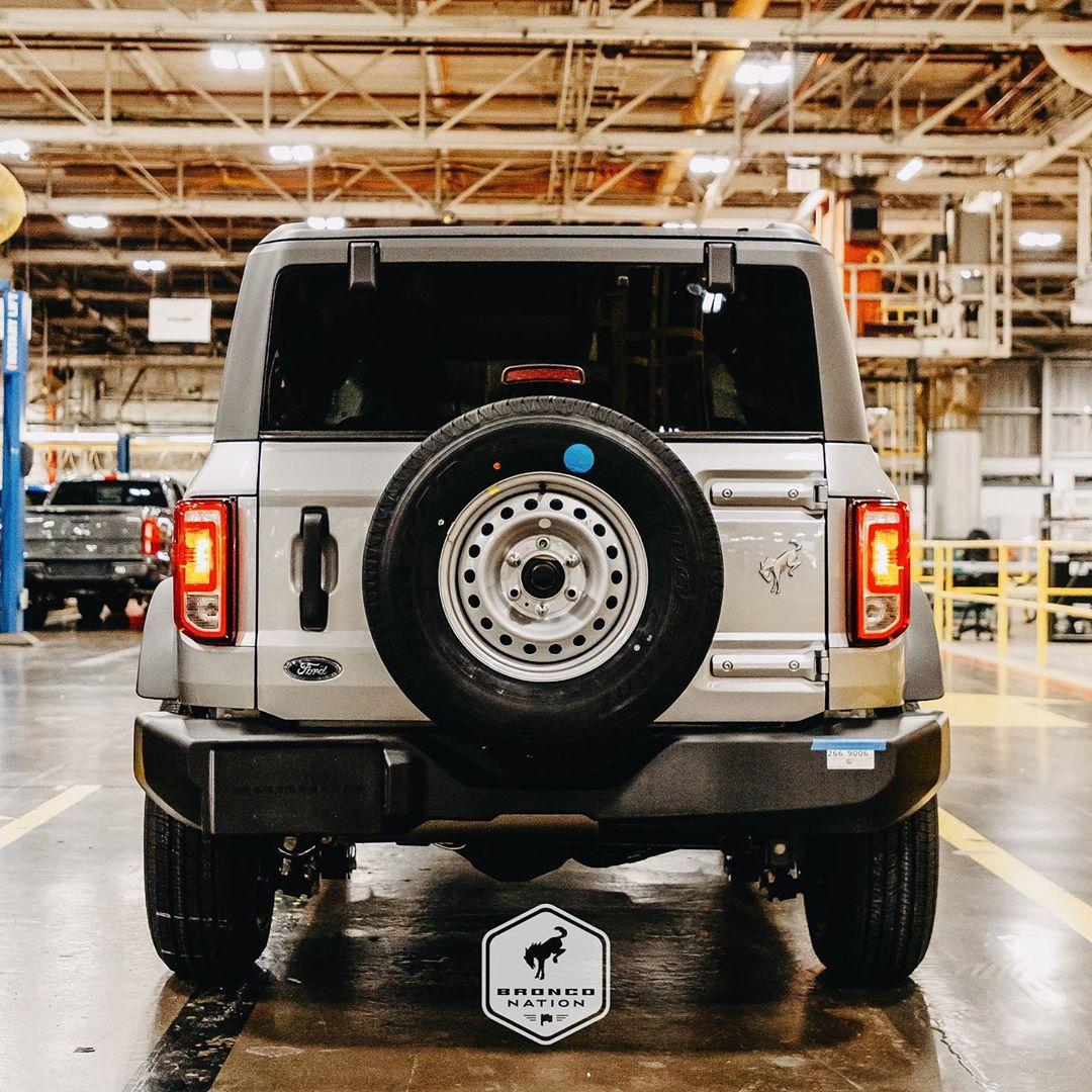 Ford Bronco Plastic VS. Steel Rear bumper Base 2021 Bronco Iconic Silver Steel Wheels 2 