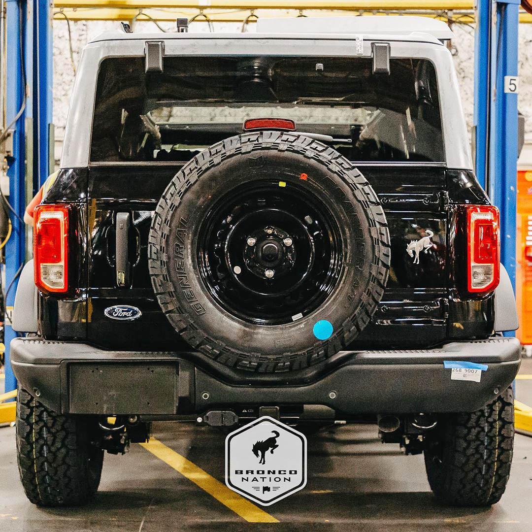Ford Bronco Plastic VS. Steel Rear bumper Black Steel Wheels 2021 Bronco Black Diamond