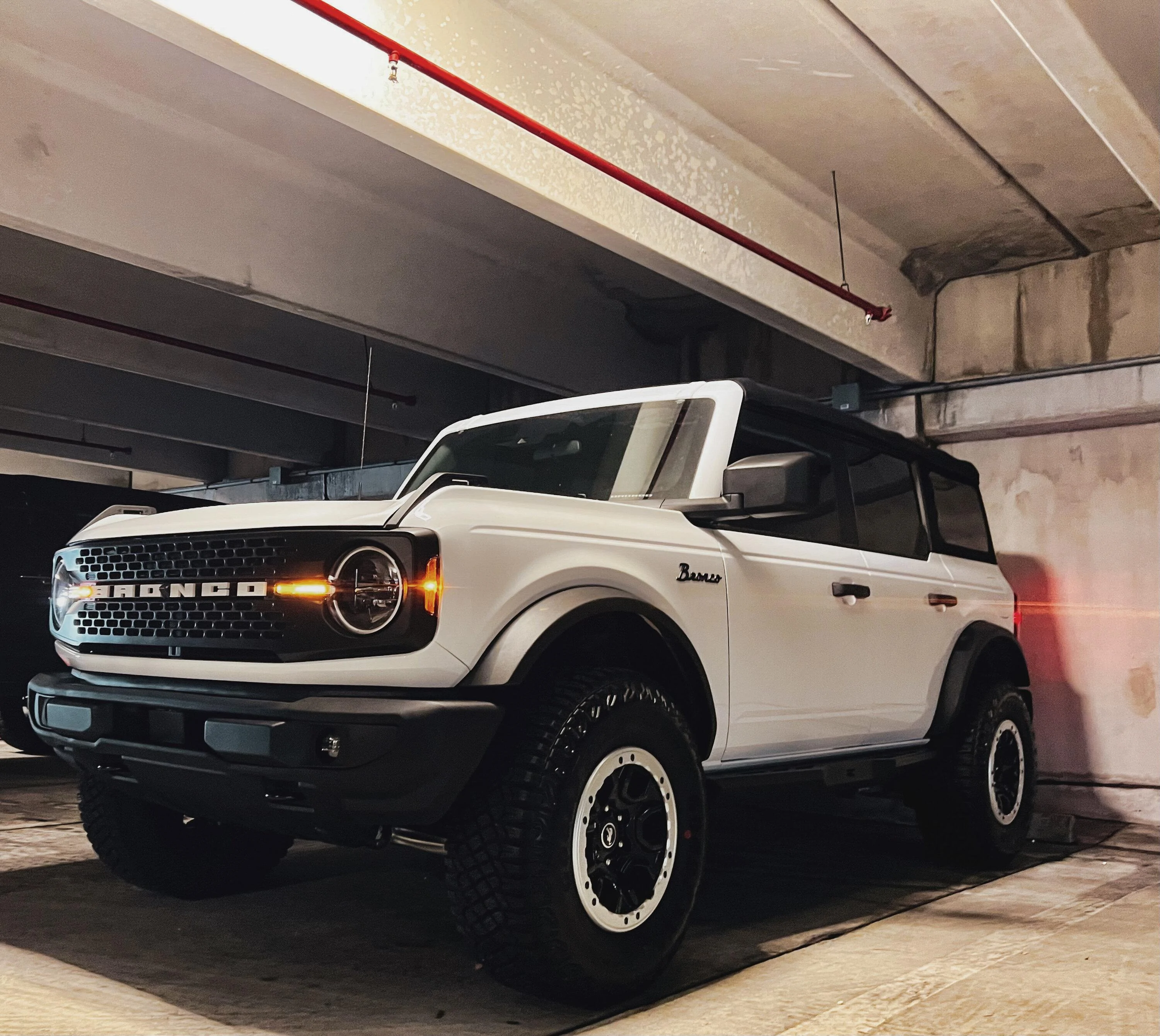 Ford Bronco OXFORD WHITE Bronco Club 295B2FD0-DCC4-4D20-847B-29295482A43F