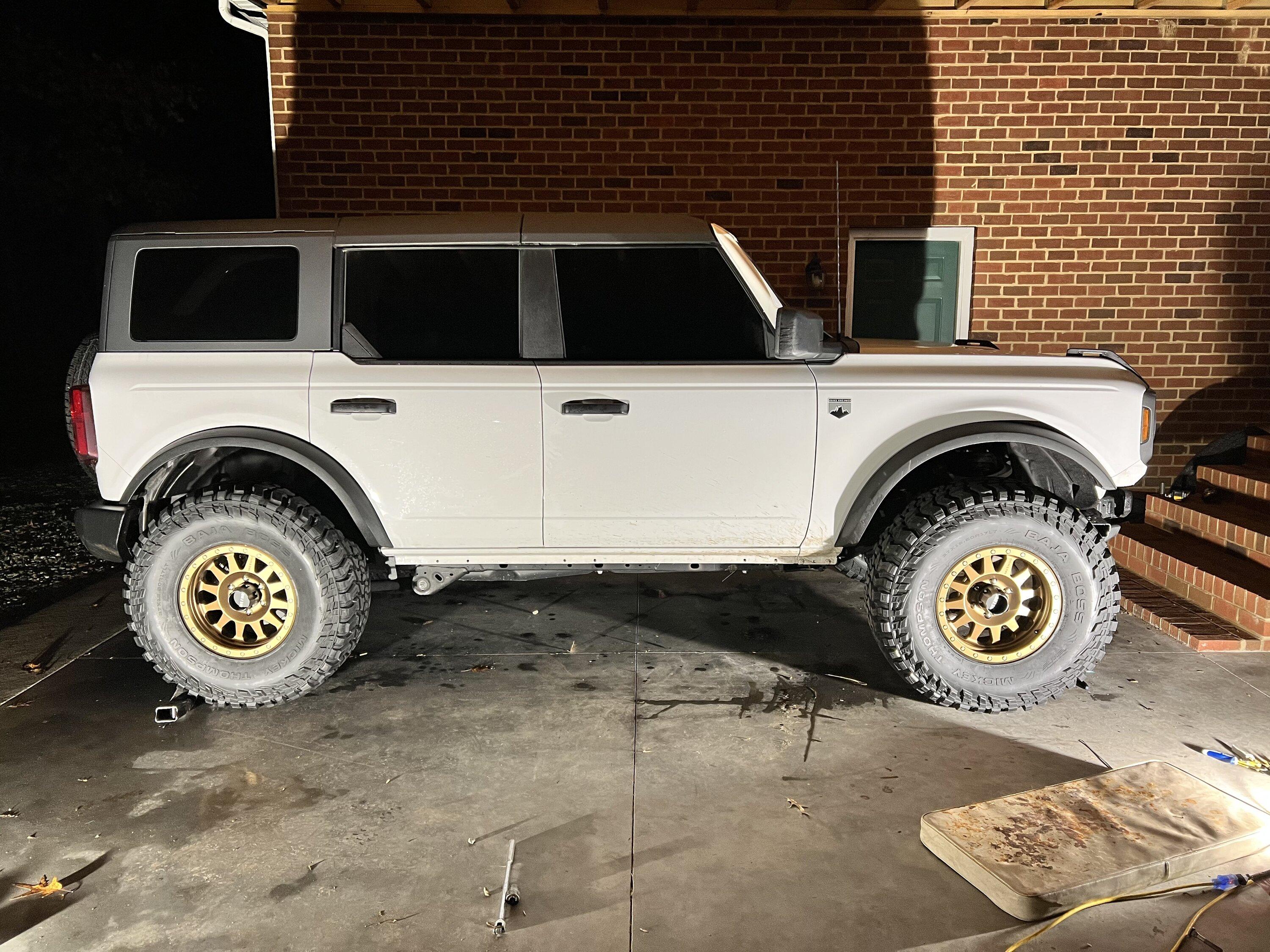 Ford Bronco OXFORD WHITE Bronco Club 487C2591-F353-45F7-B393-A1C46573850F