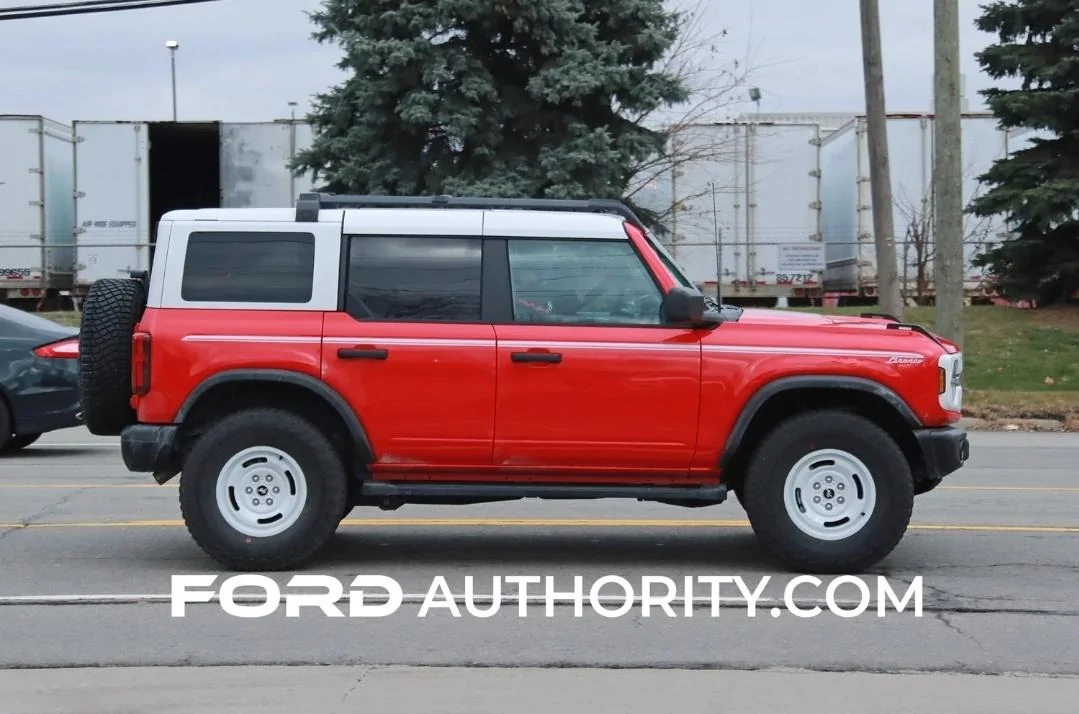 Ford Bronco Race Red Heritage Bronco 4DR Screenshot_20221217_092706_Gallery