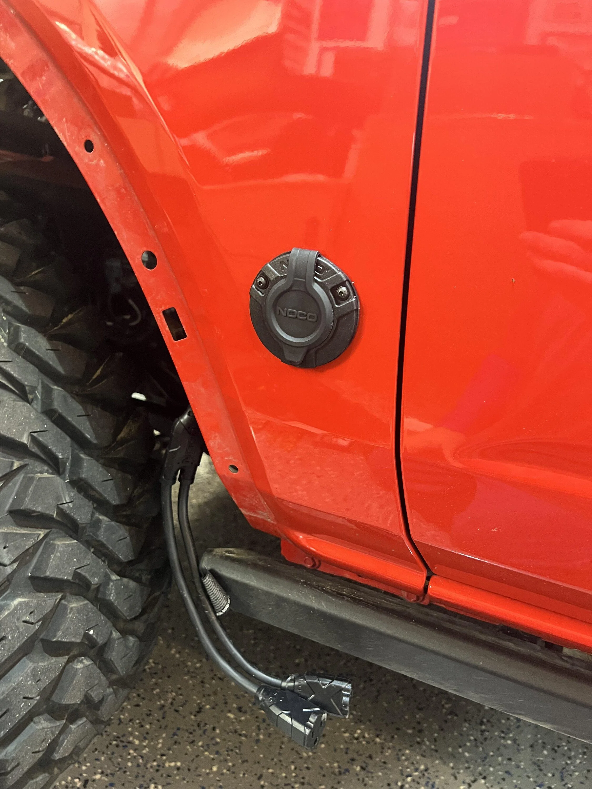 Ford Bronco On board battery maintainer IMG_6078