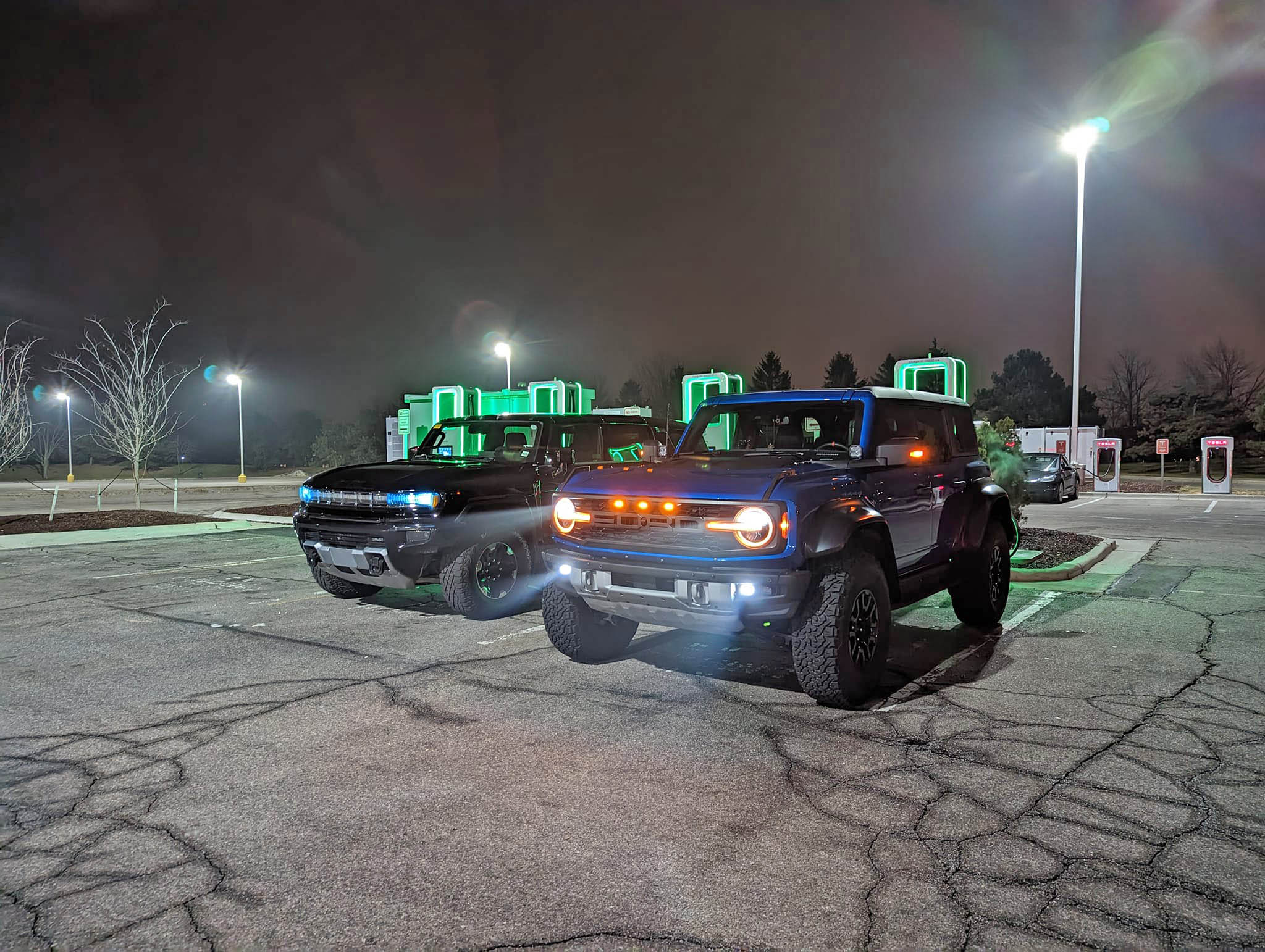 Ford Bronco Bronco Raptor vs New Hummer EV comparison look 322568883_1128871337793907_8172537957457634082_n