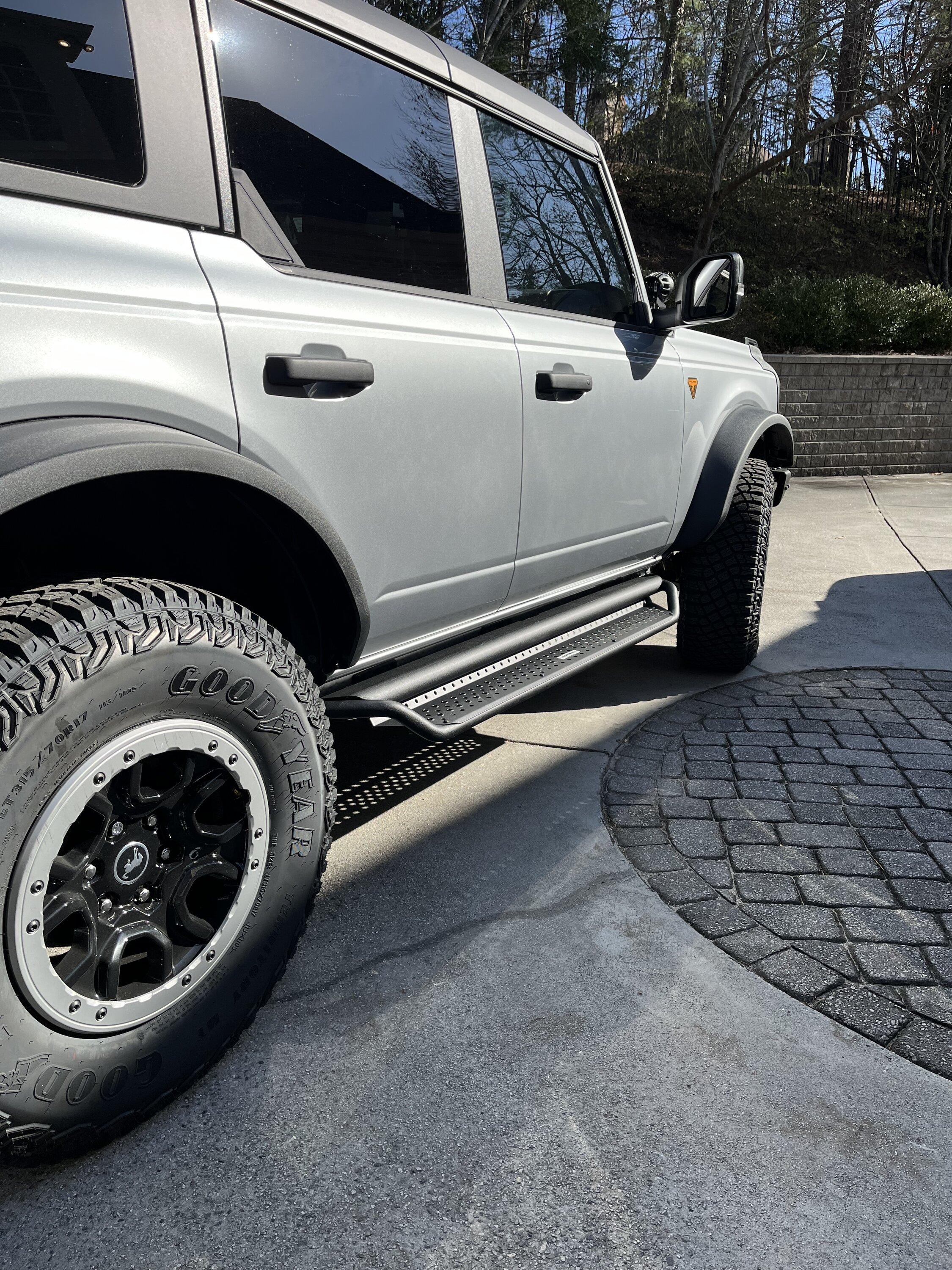 Ford Bronco Go Rhino Dominator extreme steps installed F05D9391-89DD-4530-B463-DD0DD73A6DA1