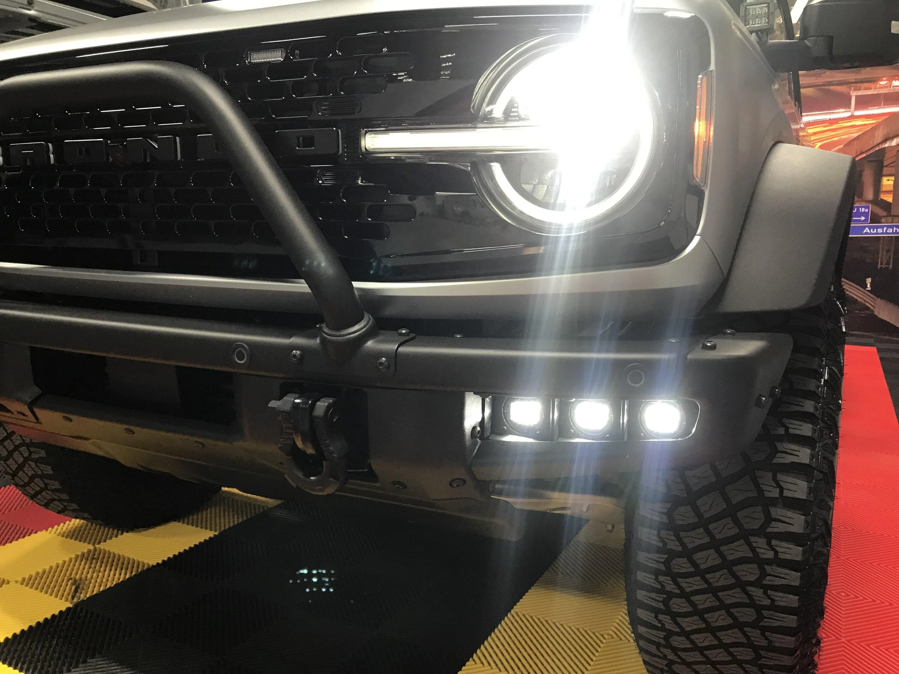 Ford Bronco ICONIC SILVER Bronco Club 394176B7-3C9F-4583-860C-92F6AE0DE7D0