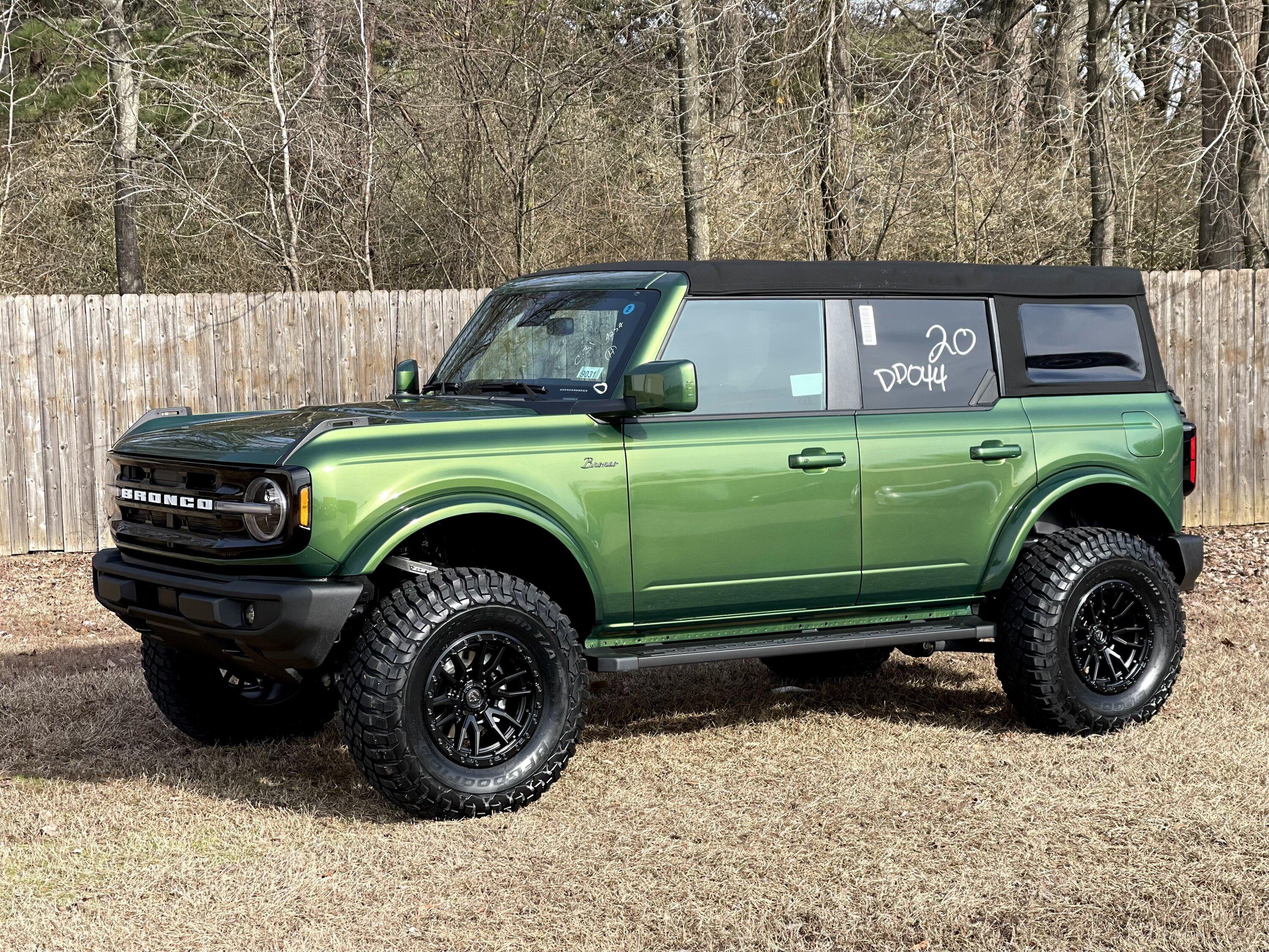 Ford Bronco ERUPTION GREEN Bronco Club 73FB048D-92BF-4F22-A51B-3DE3C4A4ABBF